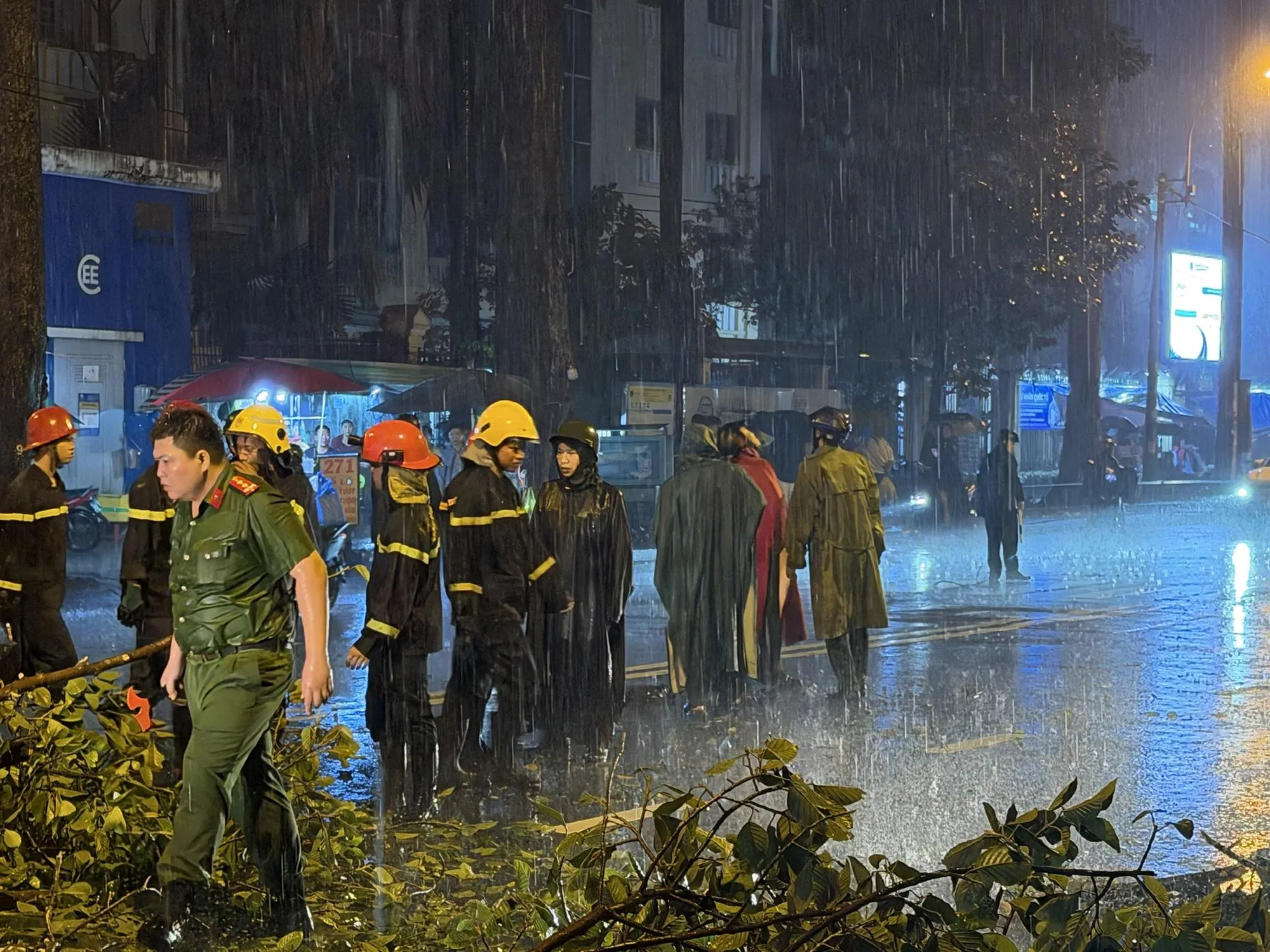 ợng Công an phường Chợ Quán phối hợp cùng các đơn vị liên quan phong tỏa, xử lý hiện trường - Ảnh: Nguyễn Tân - SGGP
