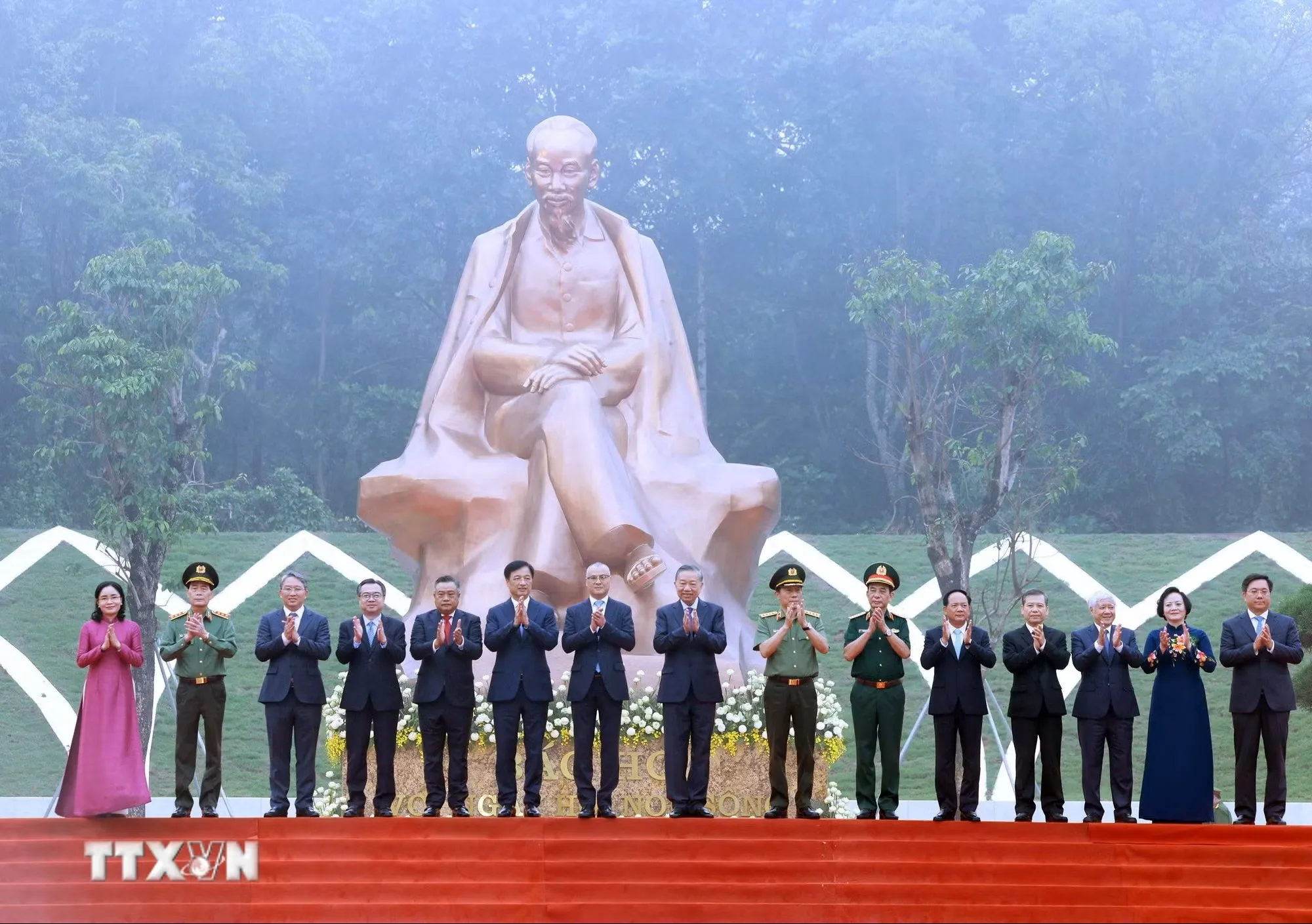 Tổng Bí thư, Chủ tịch nước Tô Lâm và các đại biểu tại Lễ khánh thành Tượng đài “Bác Hồ với Ngày hội non sông” - Ảnh: Thống Nhất - TTXVN