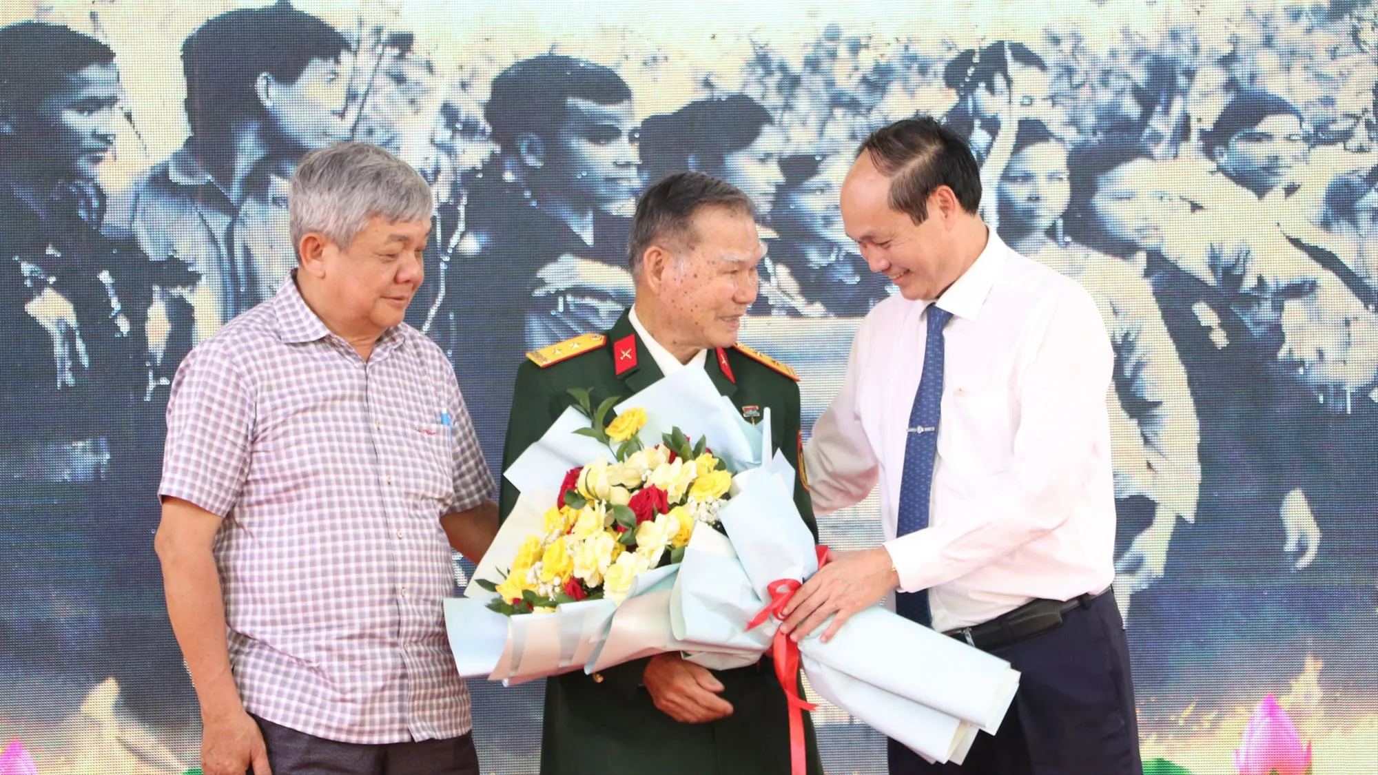 Ban liên lạc truyền thống quê hương Củ Chi “Đất thép Thành đồng” tặng hoa Anh hùng Lực lượng vũ trang nhân dân ﻿Tô Văn Đực - Ảnh: SGGP