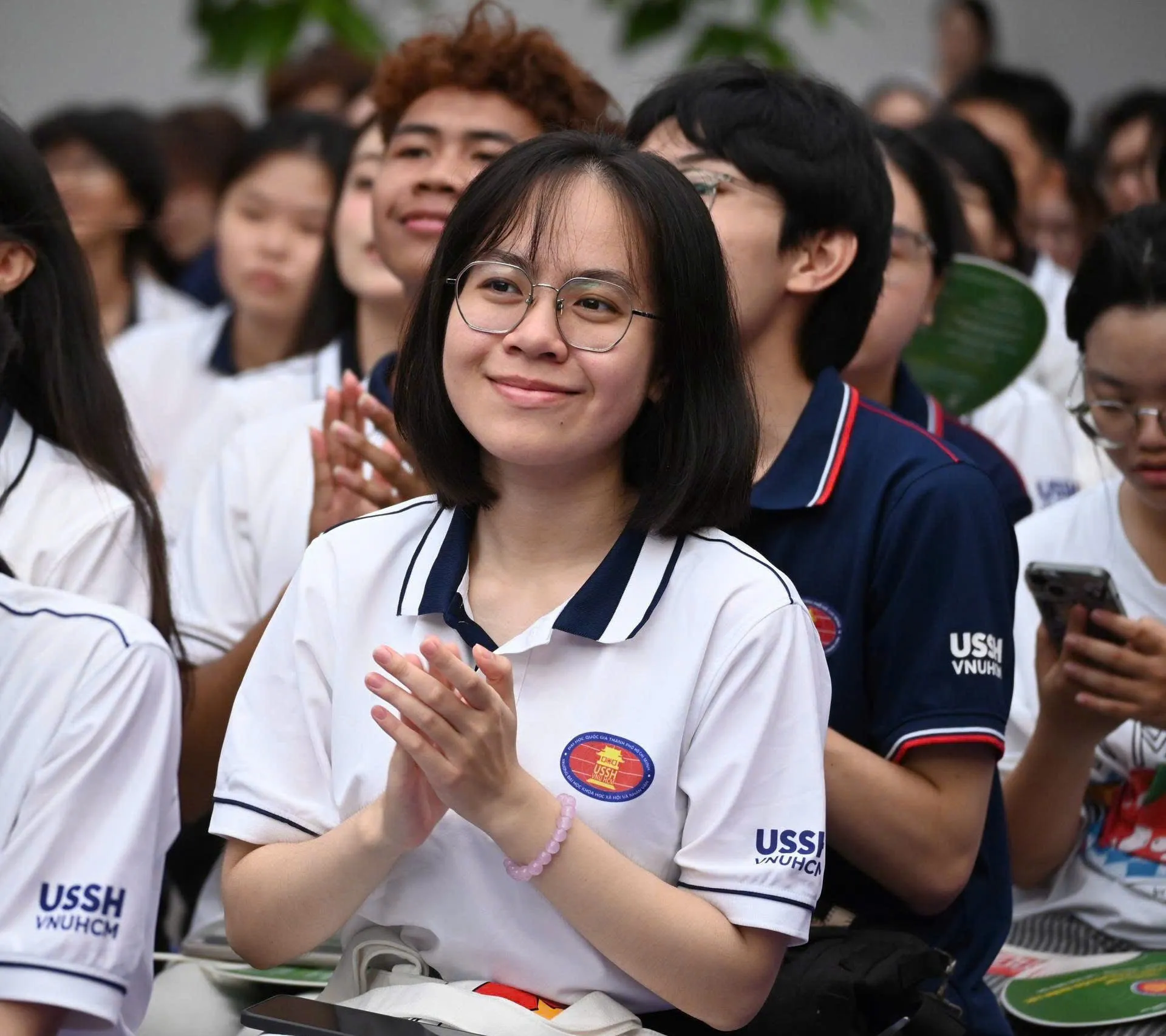 Tân sinh viên cùng các thế hệ người học Trường ĐH KHXH&NV, ĐHQG-HCM tham gia chương trình - Ảnh: Trường ĐH KHXH&NV, ĐHQG-HCM