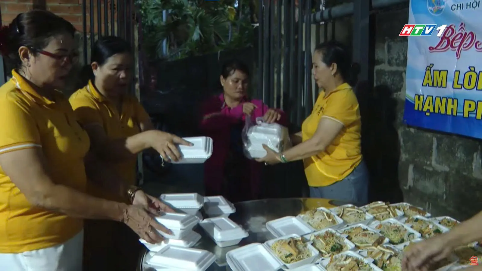 350 suất ăn đã trao tặng hết, mang theo hơi ấm tình người lan tỏa khắp các nẻo đường