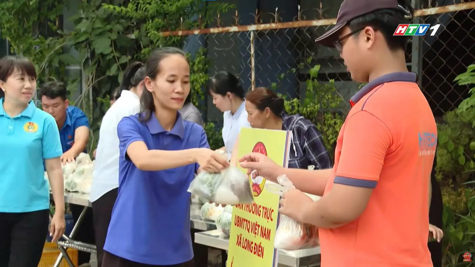 350 suất ăn đã trao tặng hết, mang theo hơi ấm tình người lan tỏa khắp các nẻo đường