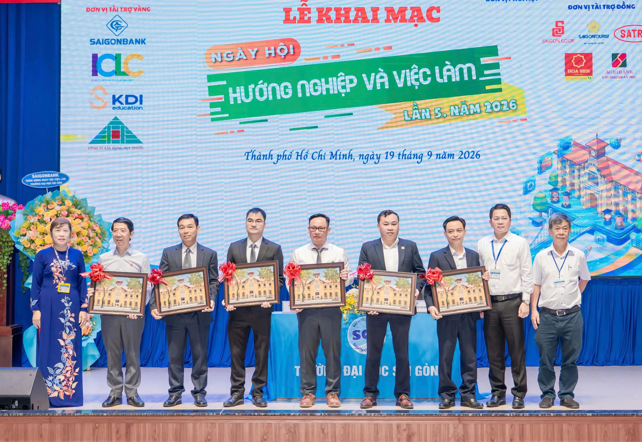 Ban giám hiệu Trường Đại học Sài Gòn tặng quà các ơn các đơn vị đã tham gia ký kết hợp tác - Ảnh Bá Nam