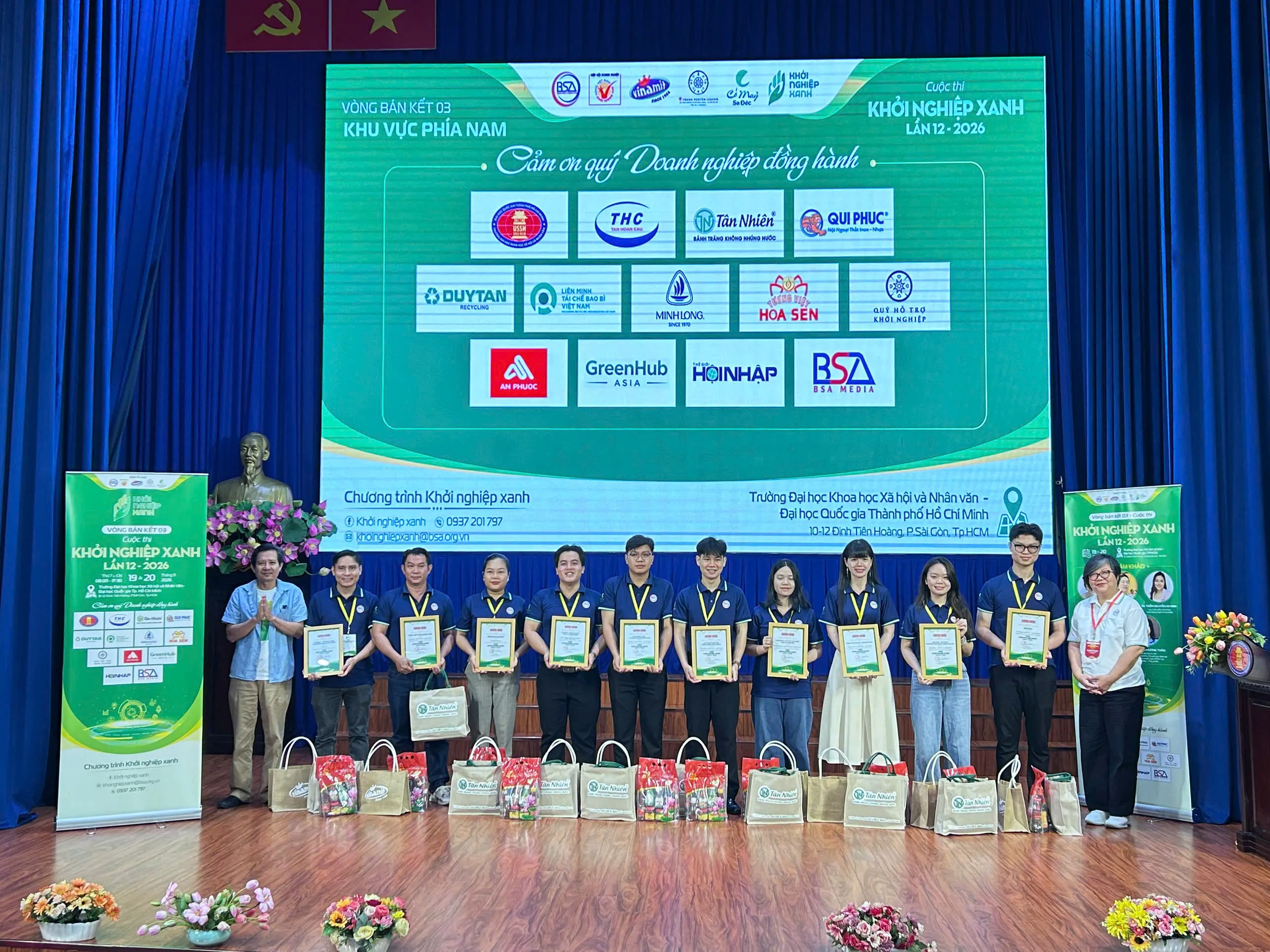 Ban tổ chức chúc mừng các ý tưởng, dự án diễn ra tại vòng bán kết khu vực TPHCM - Ảnh Bá Nam