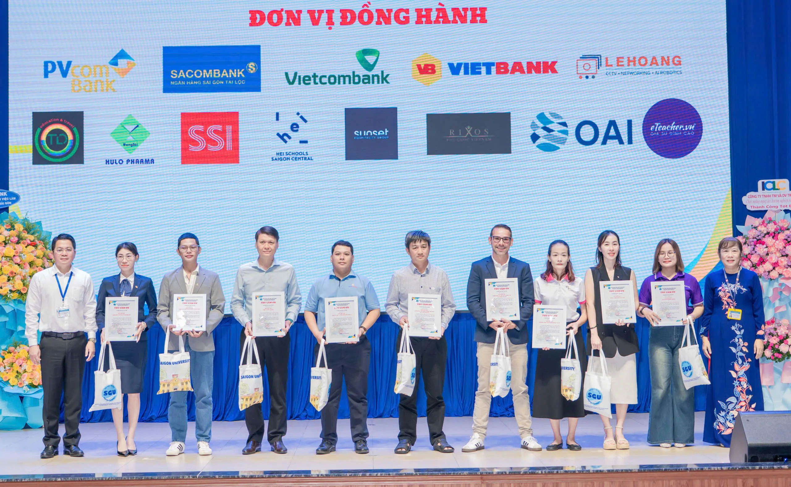 Ban tổ chức gửi thư cám ơn đến các đơn vị tham gia ngày hội hướng nghiệp và việc làm - Ảnh Bá Nam