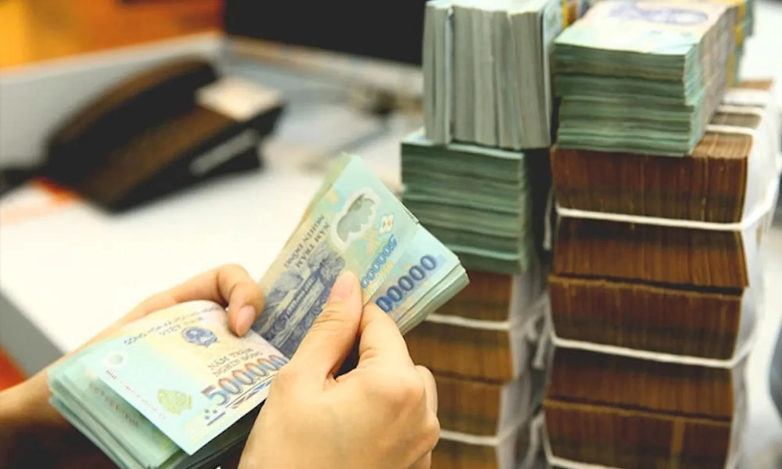 Xử lý tổ chức tín dụng yếu kém, kiểm soát chặt tín dụng rủi ro