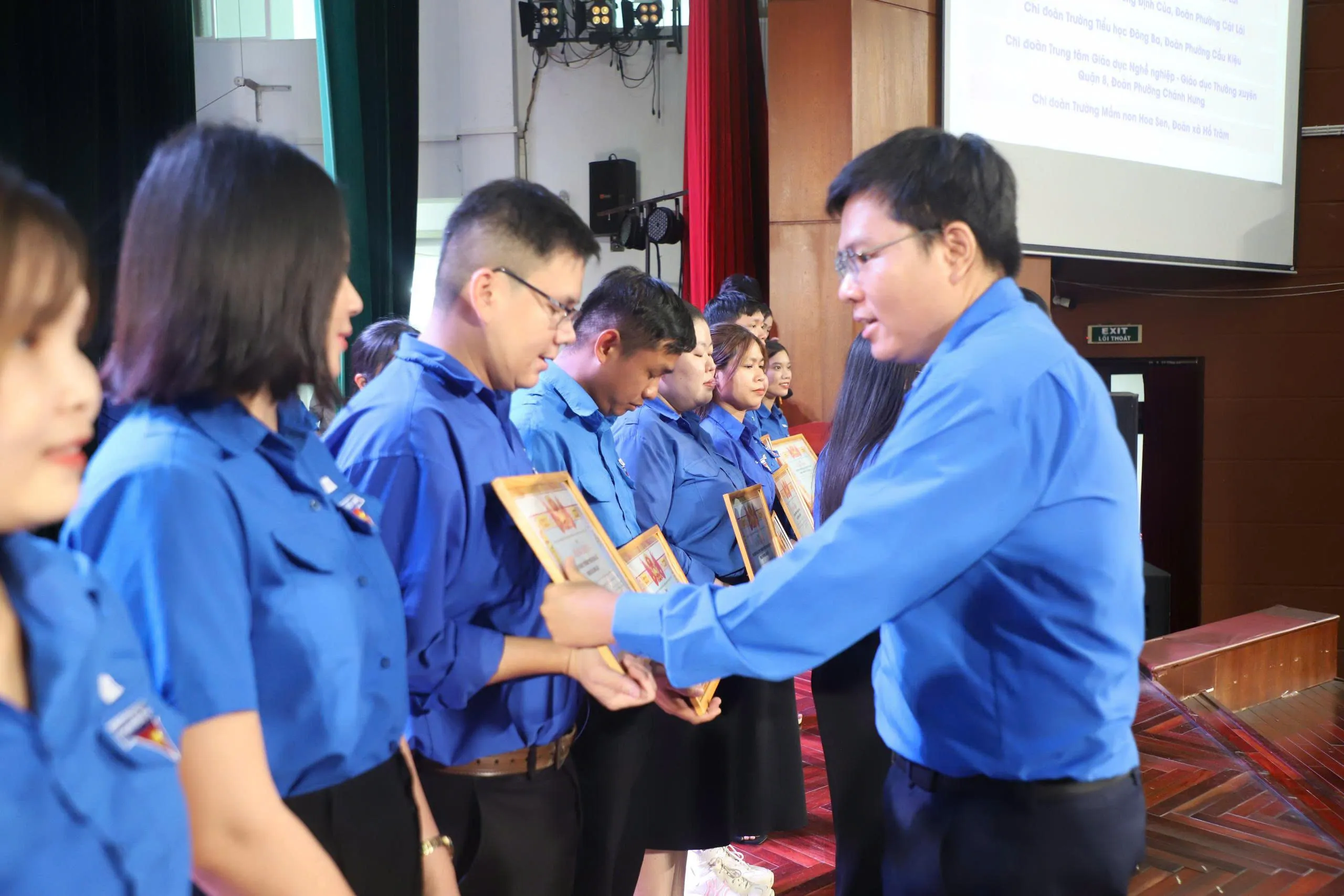 Phó Bí thư Thành Đoàn, Chủ tịch Hội Sinh viên Việt Nam Thành phố Nguyễn Đăng Khoa trao bằng khen cho các tập thể, cá nhân có thành tích xuất sắc - Ảnh Bá Nam
