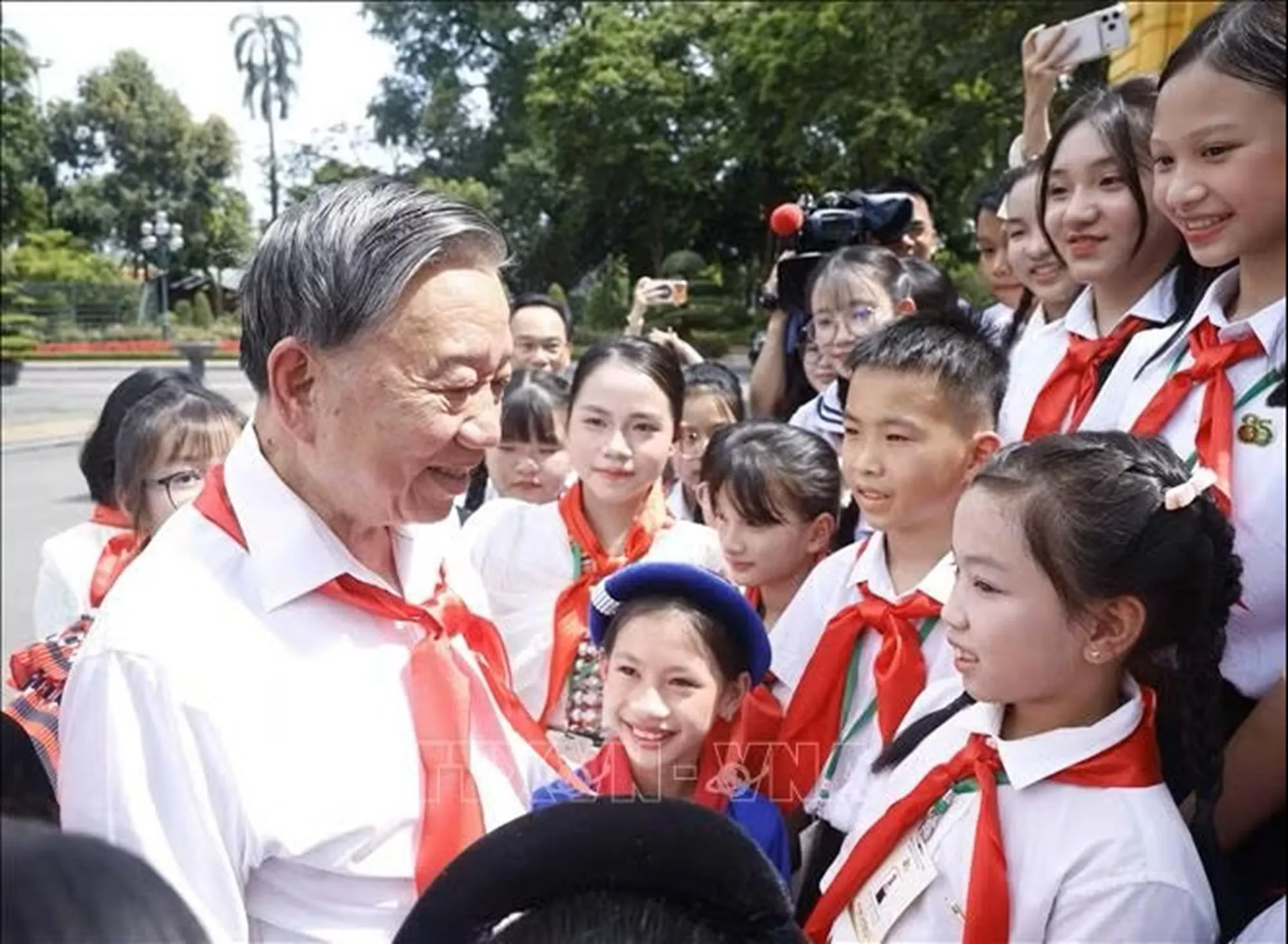 Tổng Bí thư, Chủ tịch nước Tô Lâm với các Đội viên tiêu biểu toàn quốc. Ảnh: Thống Nhất/TTXVN