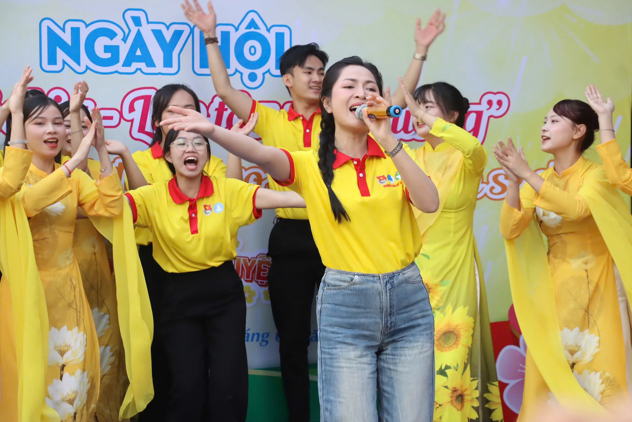 Tuổi trẻ thành phố sôi nổi tham gia hoạt động ý nghĩa của Thành Đoàn, Hội Liên hiệp Thanh niên Thành phố - Ảnh Bá Nam