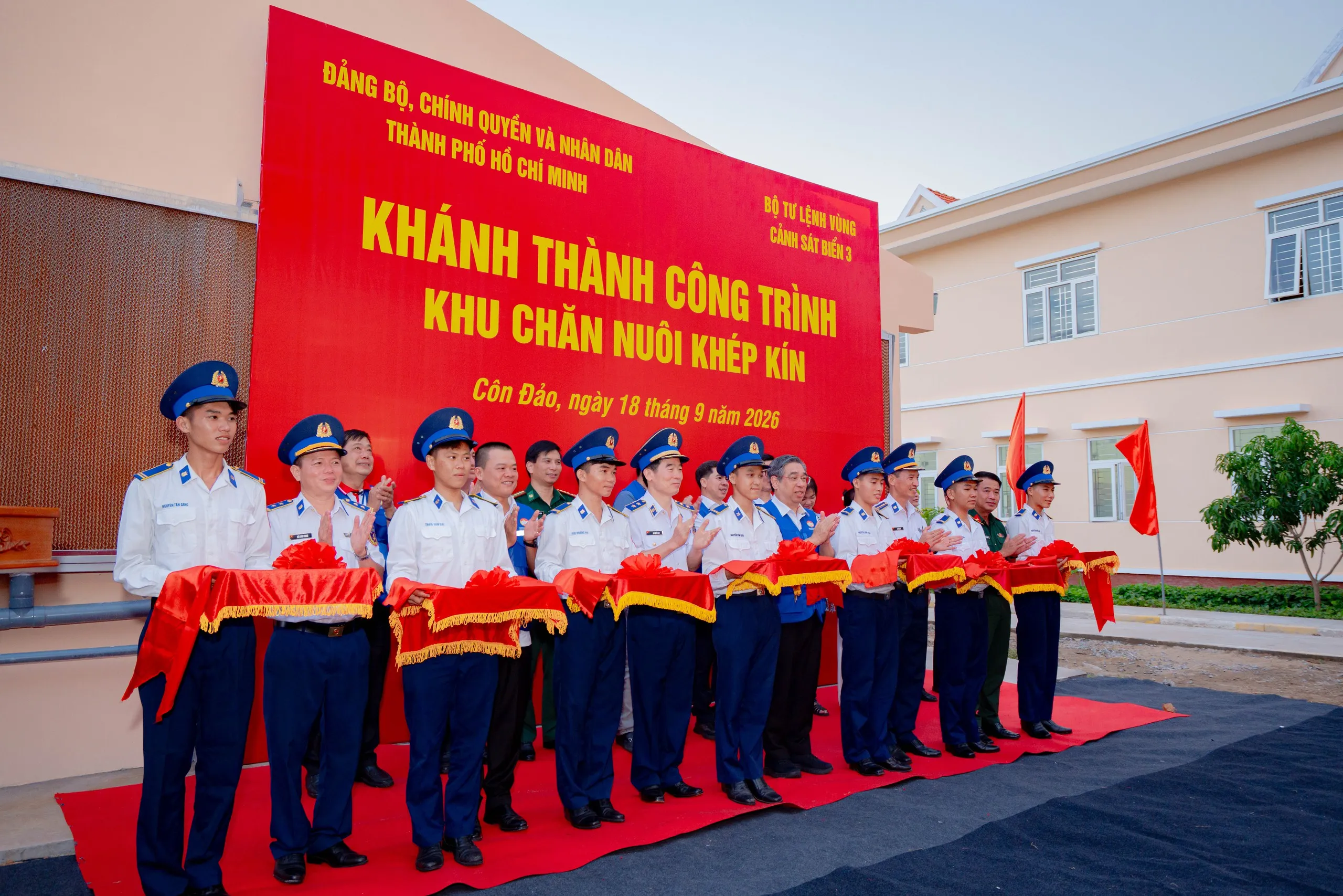Ấm áp nghĩa tình TP. Hồ Chí Minh dành cho lực lượng làm nhiệm vụ tại Côn Đảo - Ảnh 2. Ấm áp nghĩa tình TP. Hồ Chí Minh dành cho lực lượng làm nhiệm vụ tại Côn Đảo - Ảnh 2.