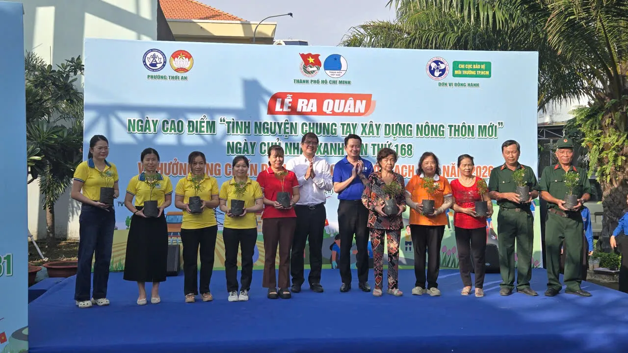 Ban tổ chức trao tặng cây xanh cho bà con địa phương Ảnh Bá Nam