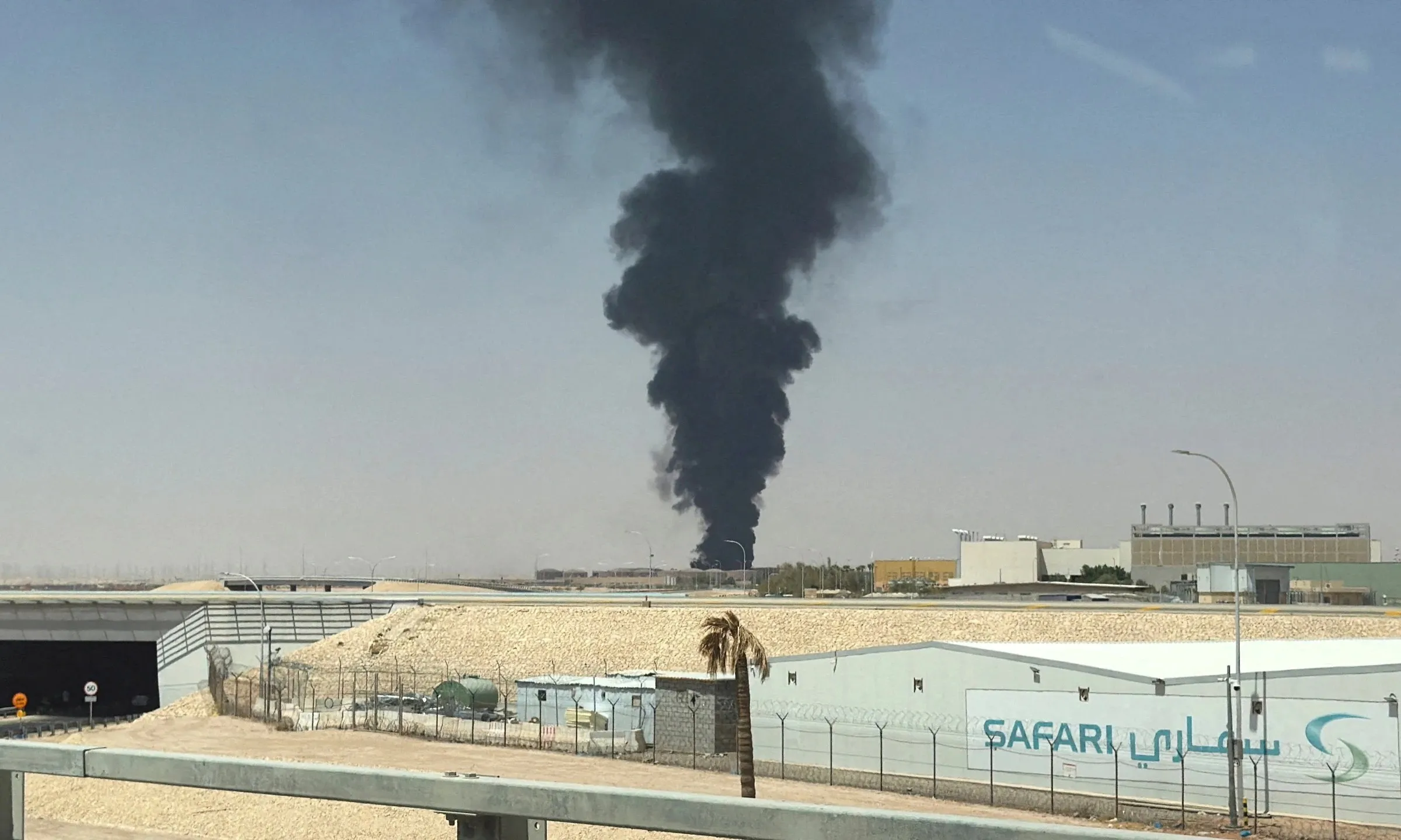 Houthi tấn công thủ đô Riyadh và cảng dầu Yanbu của Saudi Arabia