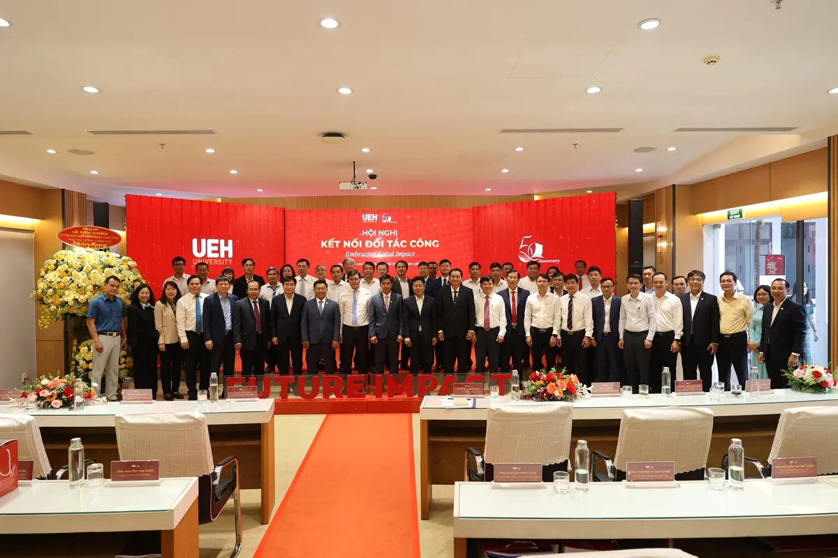 Đại biểu chụp ảnh lưu niệm