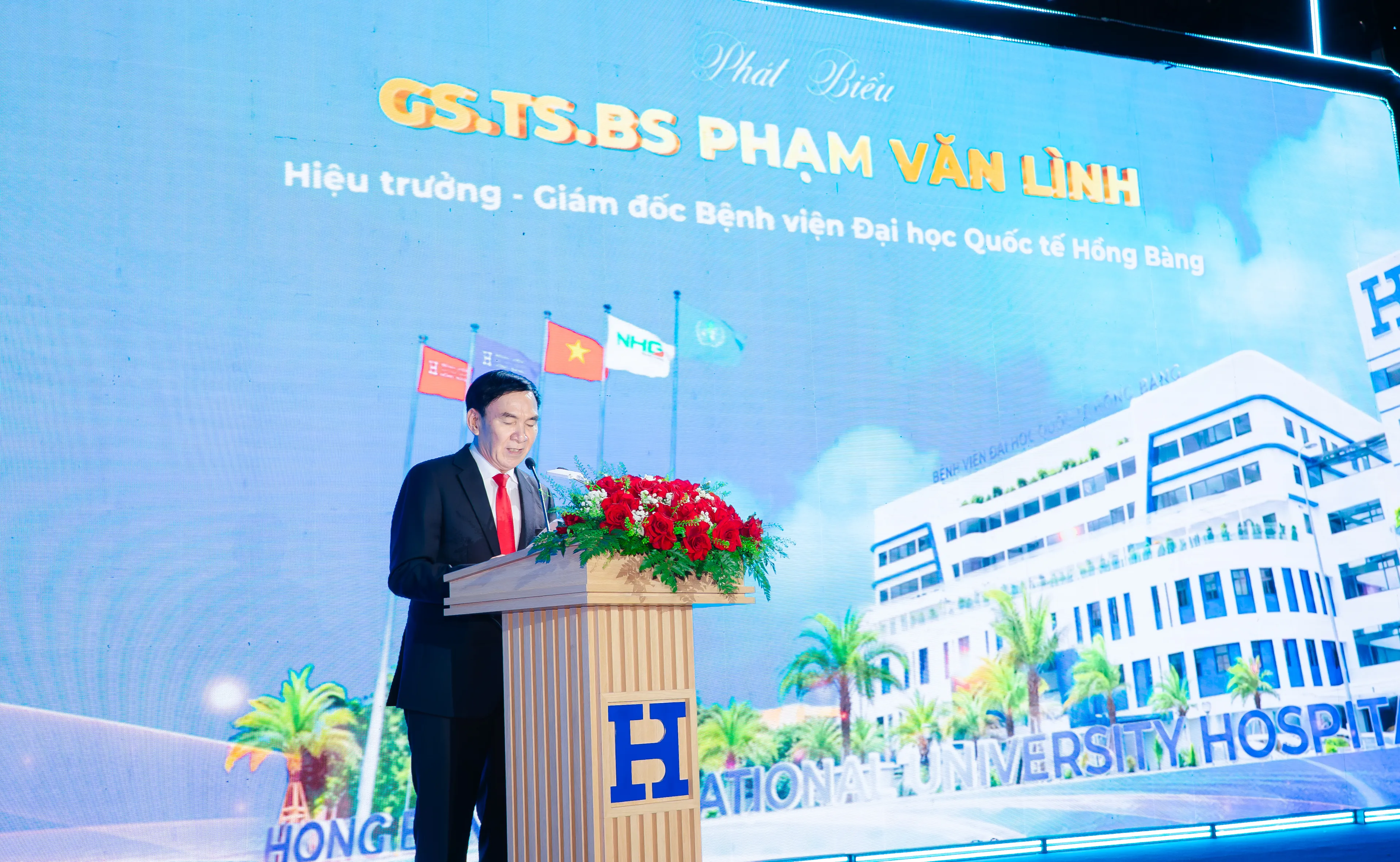 GS.TS.BS (1). Phạm Văn Lình, Hiệu trưởng HIU kiêm Giám đốc HIU Hospital phát biểu