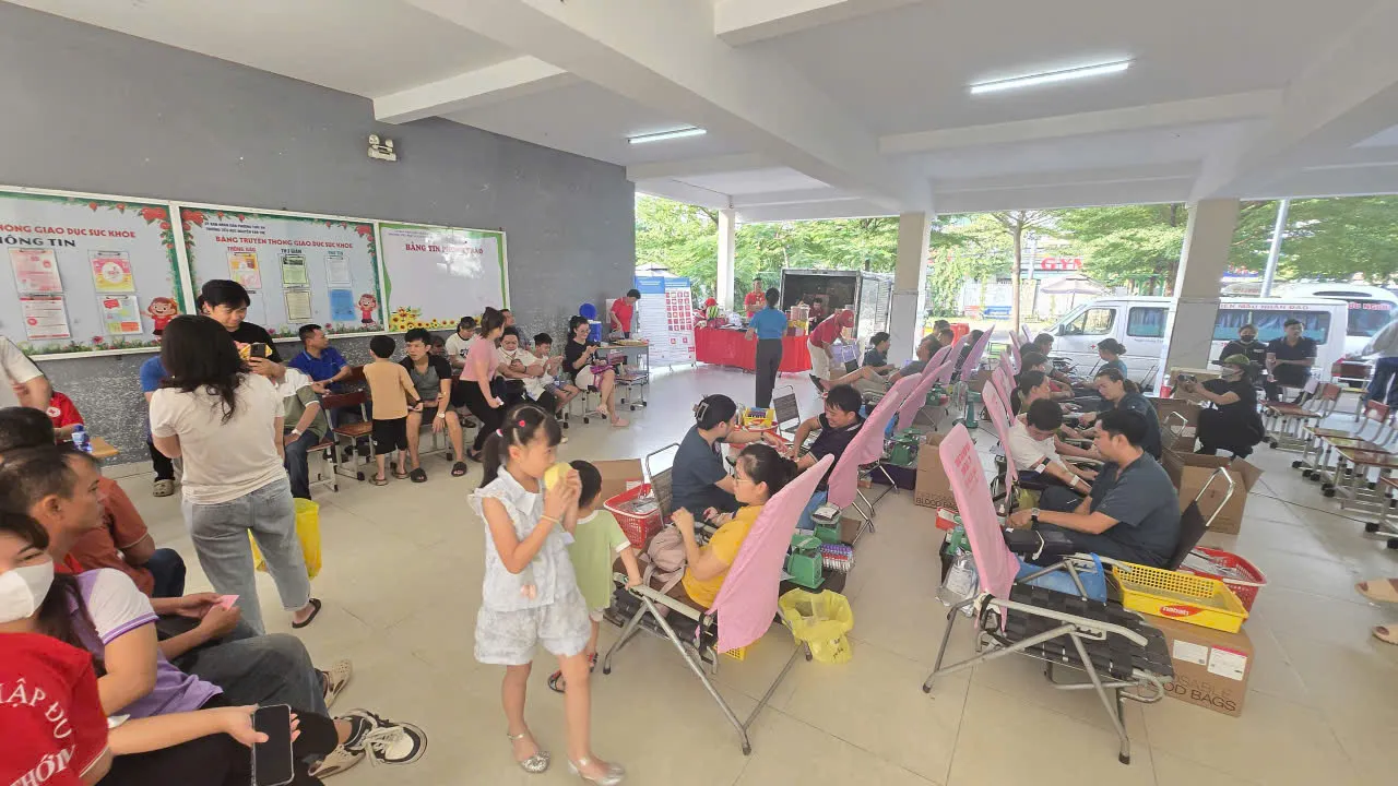 Người dân địa phường thực hiện chương trình hiến máu tại ngày hoạt động cao điểm - Ảnh Bá Nam