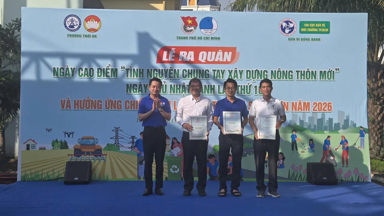 Phó Bí thư Thành Đoàn Lê Tuấn Anh gửi thư cám ơn các đơn vị tham gia ngày chủ nhật xanh - Ảnh Bá Nam