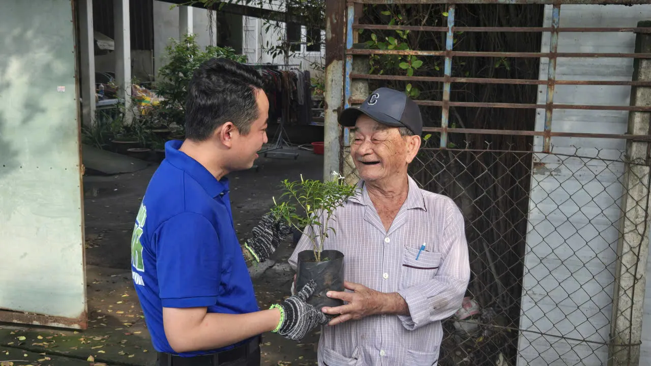 Phó Bí thư Thành Đoàn Lê Tuấn Anh tặng chậu cây xanh cho người dân khu vực gần Rạch Nhà Nuôi phường Thới An - Ảnh Bá Nam