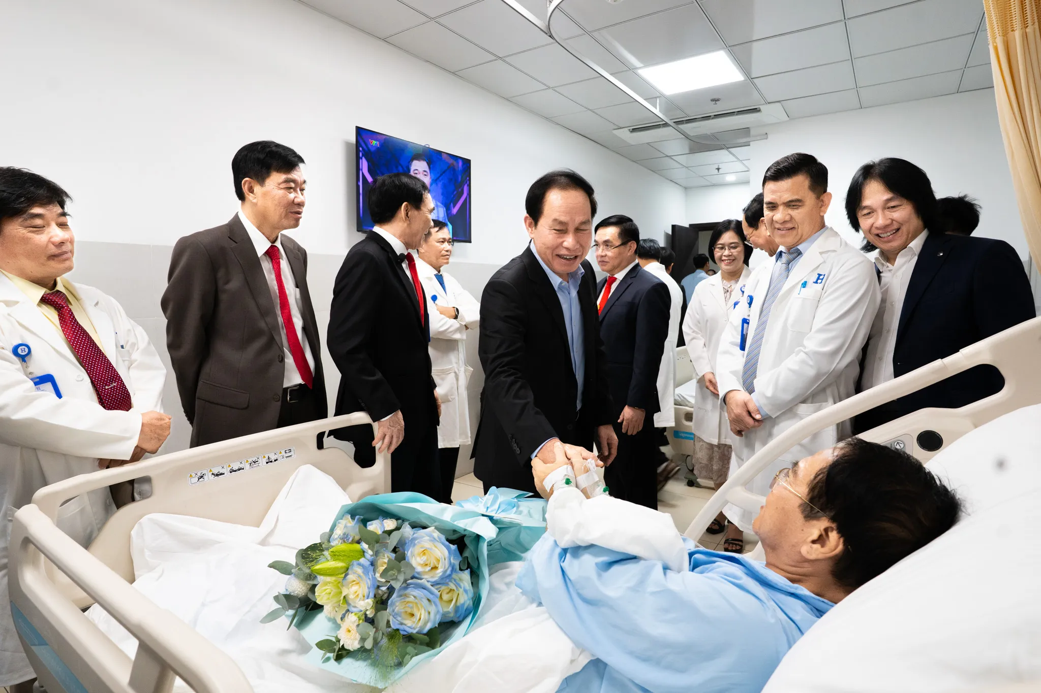 Phó Thủ tướng Chính phủ Lê Tiến Châu ân cần thăm hỏi người bệnh đang điều trị tại Bệnh viện Đại học Quốc tế Hồng Bàng.