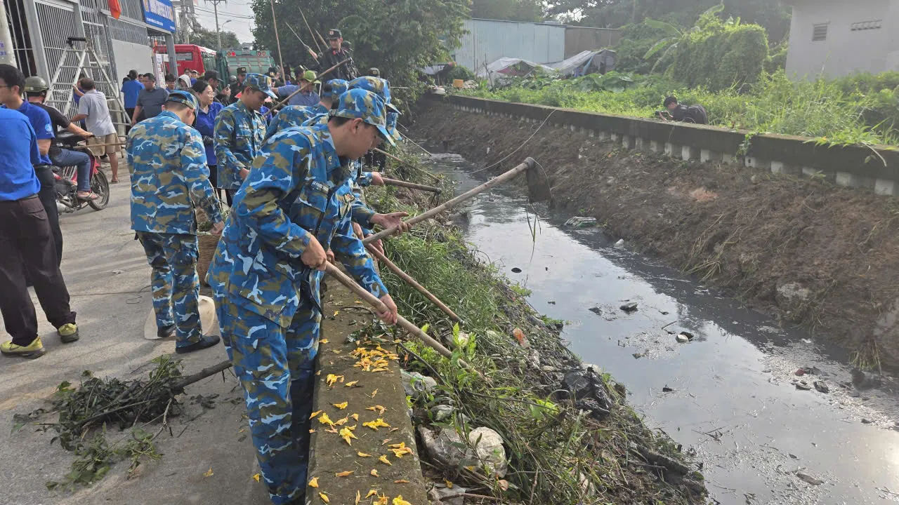 Tuổi trẻ Trường Sĩ quan Kỹ thuật Quân sự (Trường Đại học Trần Đại Nghĩa) chung tay vì môi trường xanh, sạch, đẹp - Ảnh Bá Nam