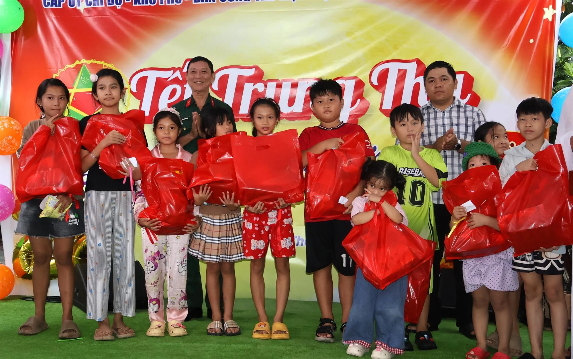 Đồng chí Huỳnh Mỹ Ngọc, Phó Bí thư thường trực Đảng ủy phường Bình Đông cùng Bí thư chi bộ khu phố và ban ngành đoàn thể khu phố 28 trao quà đến các em thiếu nhi