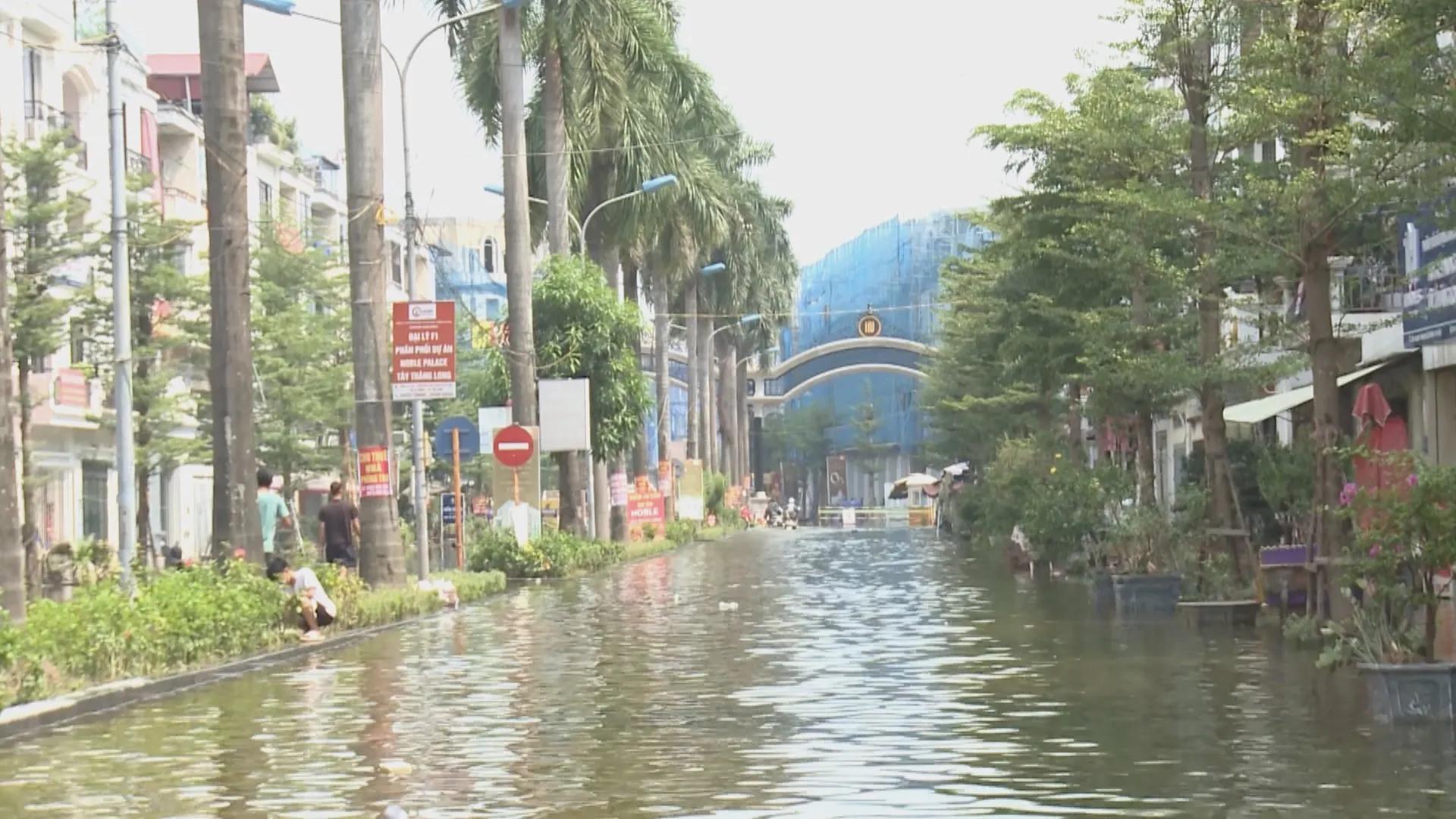 TP. Hà Nội: Ngập lụt kéo dài làm đảo lộn cuộc sống người dân  - Ảnh 2.