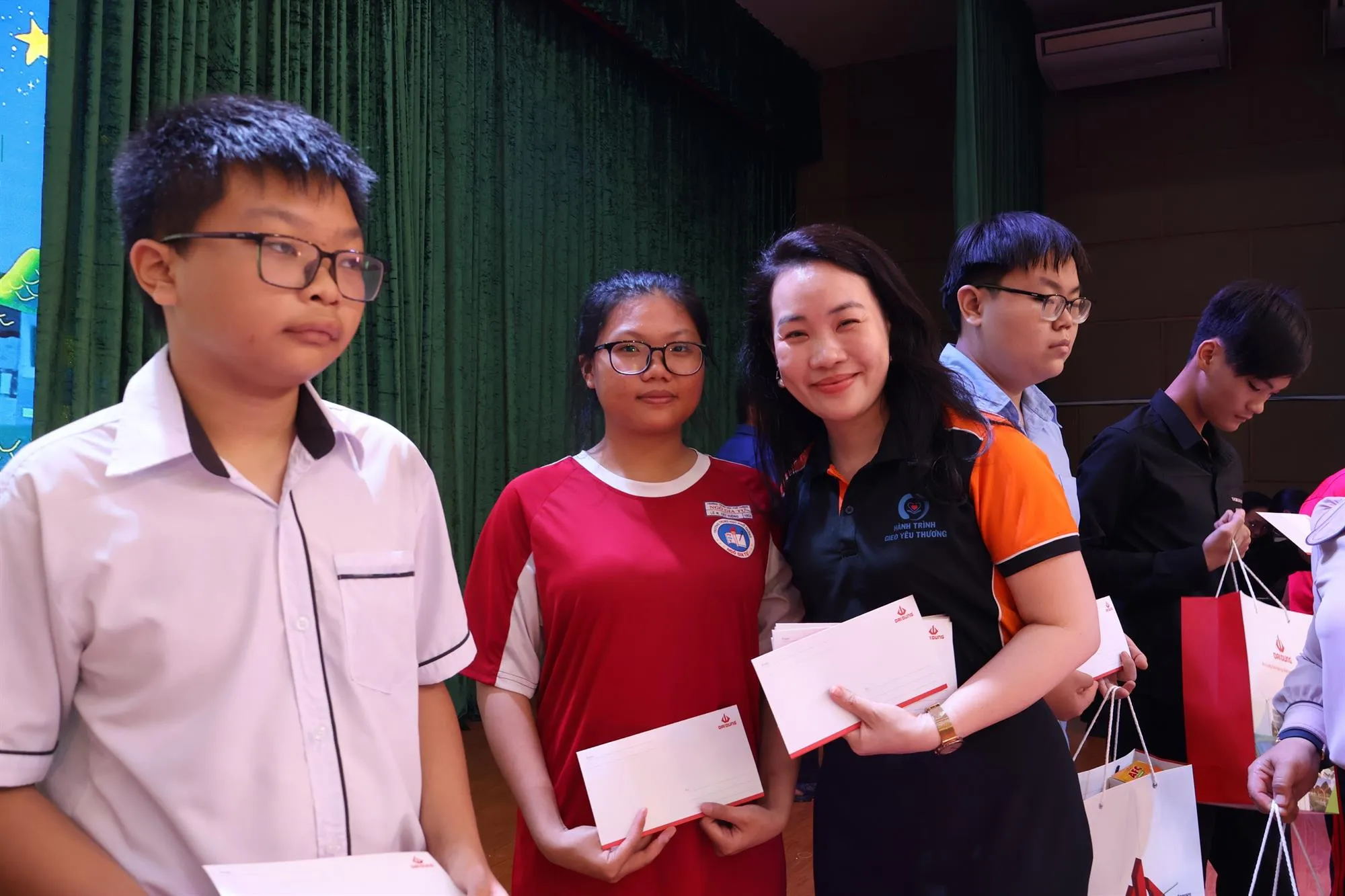 Tiến sĩ Nguyễn Thị Hải Liên - Giảng viên, phụ trách Phòng Quản lý chất lượng Bệnh viện Đại học Y Dược TP. Hồ Chí Minh trao quà cho các em - Ảnh: Kim Anh