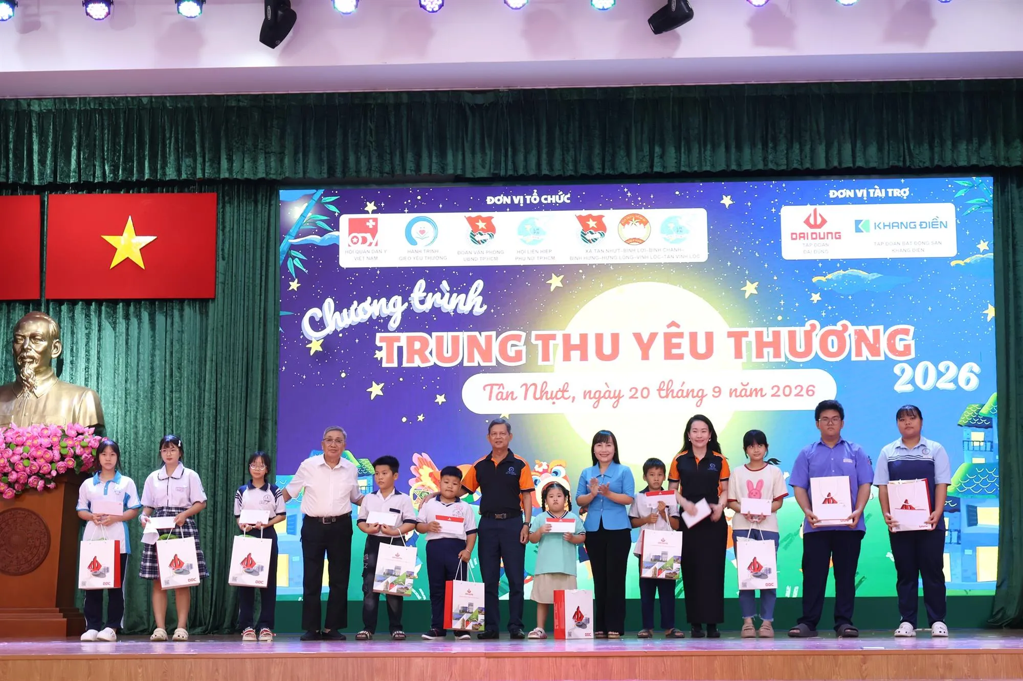 Bà Trịnh Thị Thanh, Phó Chủ tịch thường trực Hội Liên hiệp Phụ nữ Thành phố cùng các đại biểu và nhà tài trợ trao quà cho hơn 200 em mồ côi, có hoàn cảnh khó khăn - Ảnh: Kim Anh