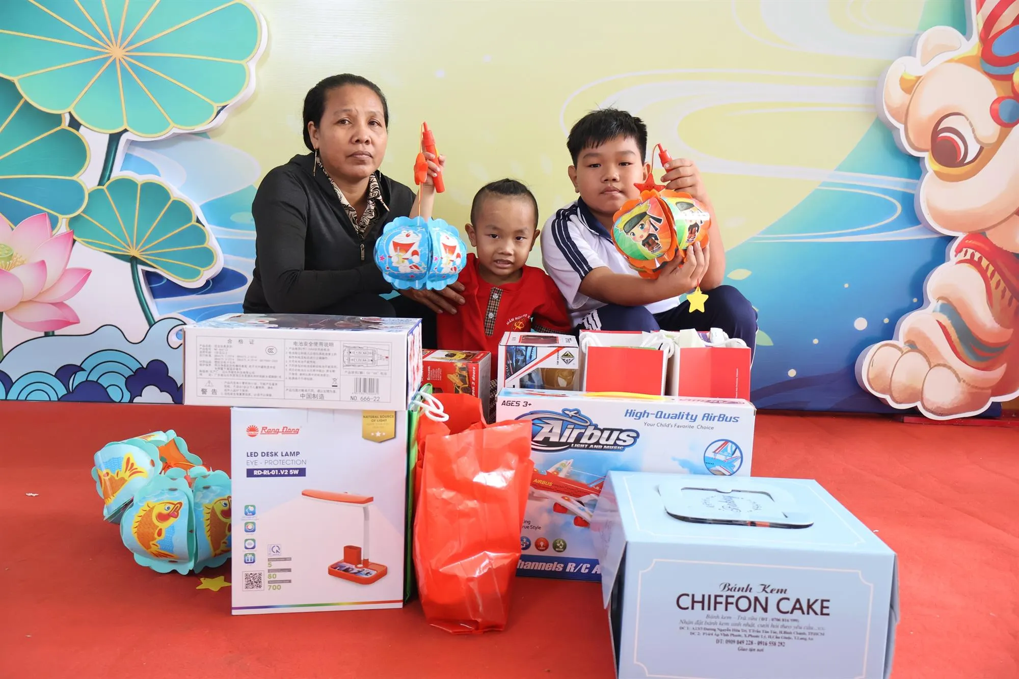 Bà cháu em Em Lê Quốc Bảo nhận quà Trung thu - Ảnh: Kim Anh