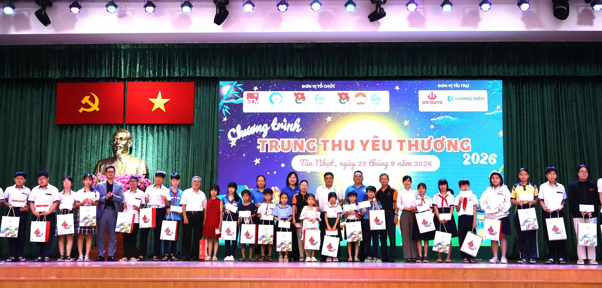 Bà Trịnh Thị Thanh, Phó Chủ tịch thường trực Hội Liên hiệp Phụ nữ Thành phố cùng các đại biểu và nhà tài trợ trao quà cho hơn 200 em mồ côi, có hoàn cảnh khó khăn - Ảnh: Kim Anh