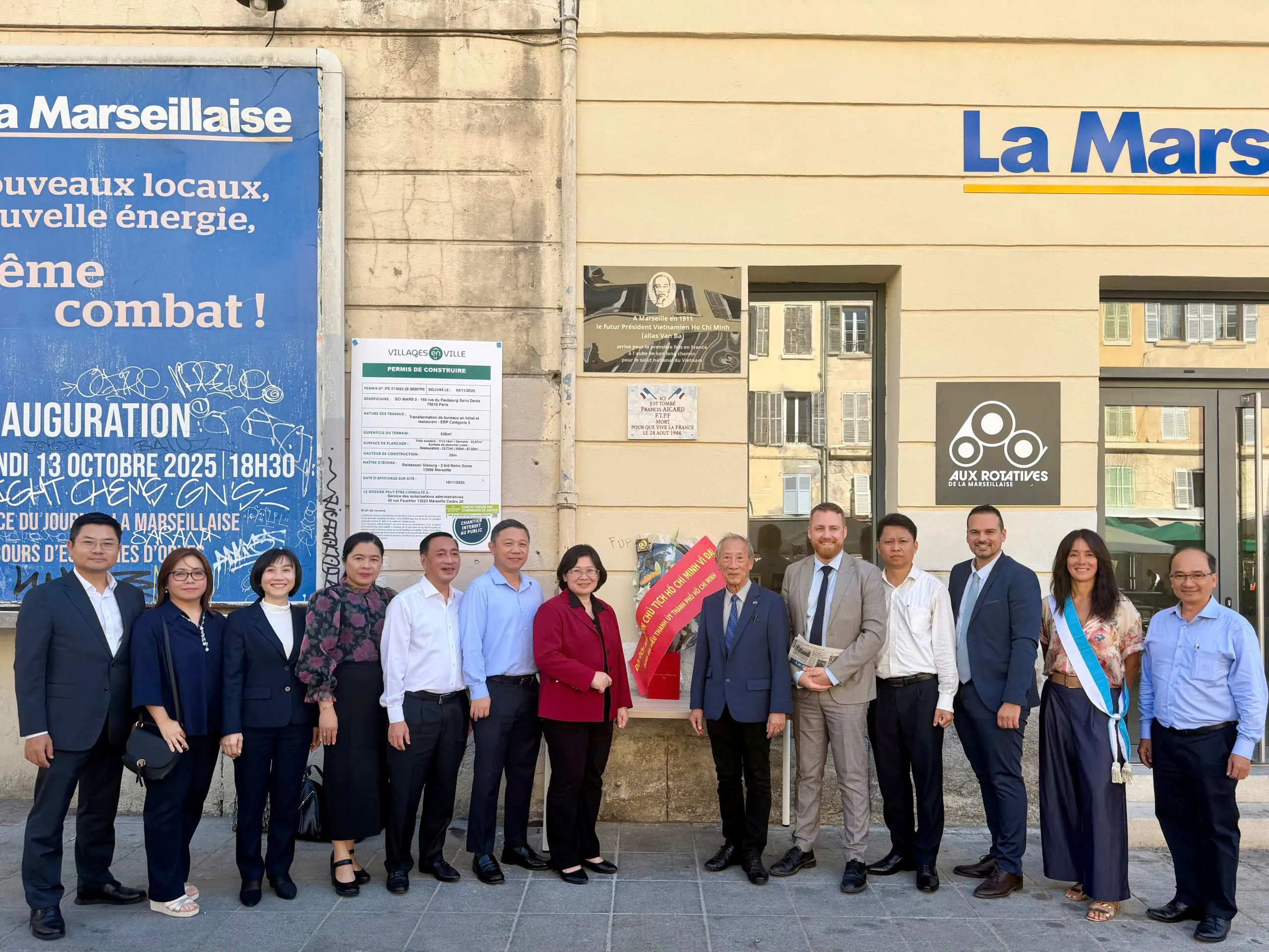 Anh 3 Dang hoa tai bia tuong niem CT HCM tai Tru so Nhat bao Marseille