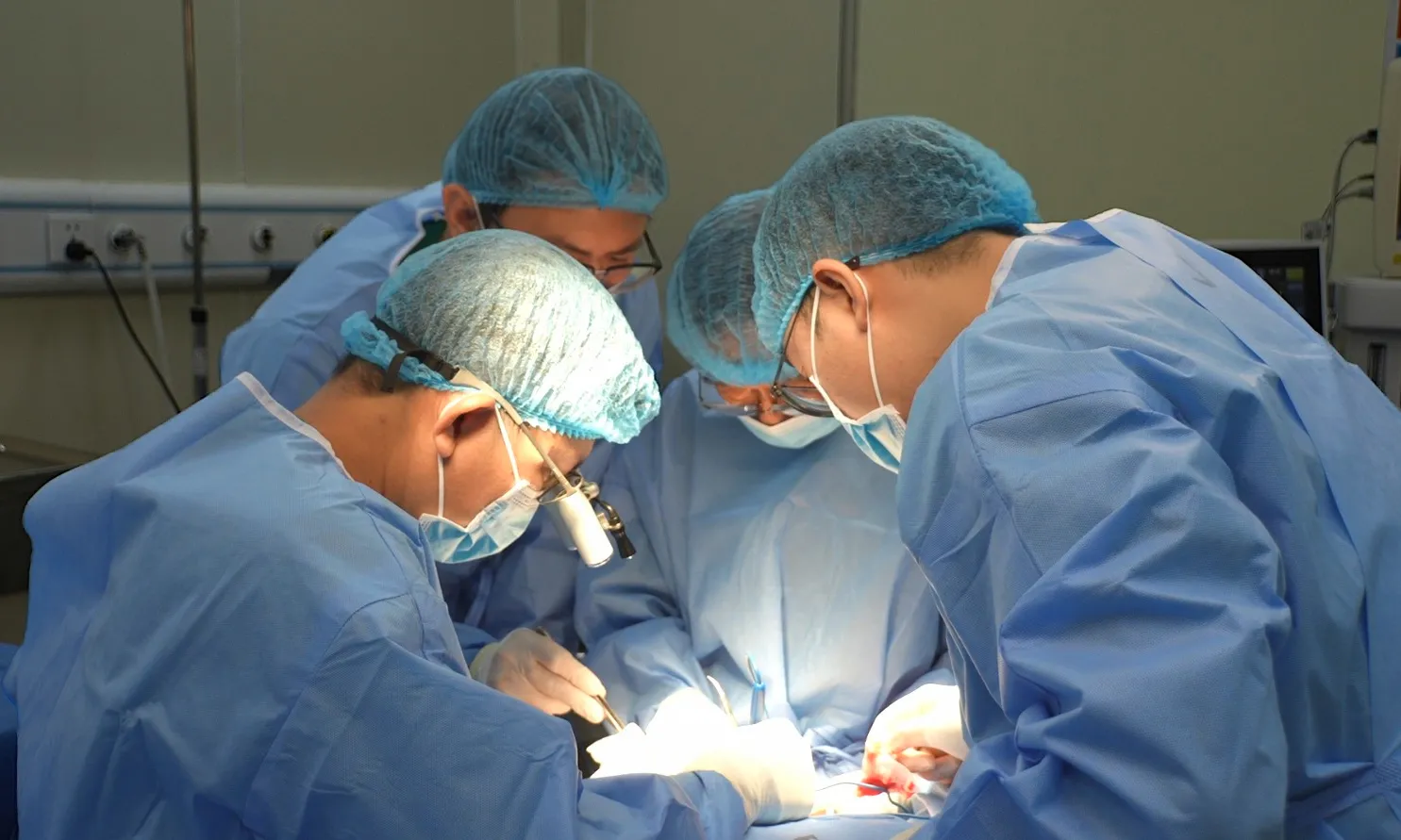 8 giờ phẫu thuật, nối mạch máu và thần kinh cứu cánh tay bị liệt sau tai nạn