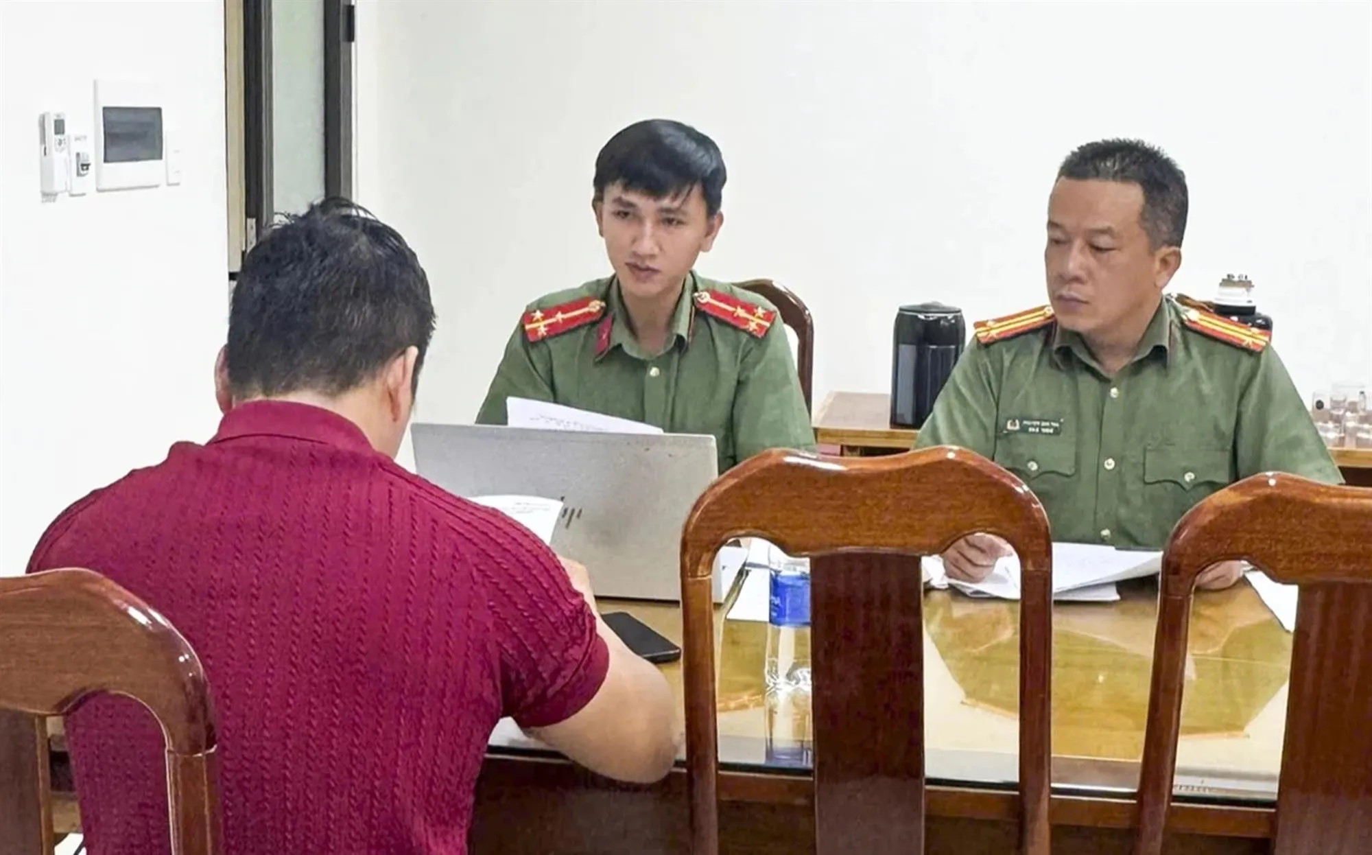 Phòng An ninh chính trị nội bộ Công an tỉnh Quảng Ngãi làm việc với N.M.T - Ảnh: Công An Tỉnh Quảng Ngãi