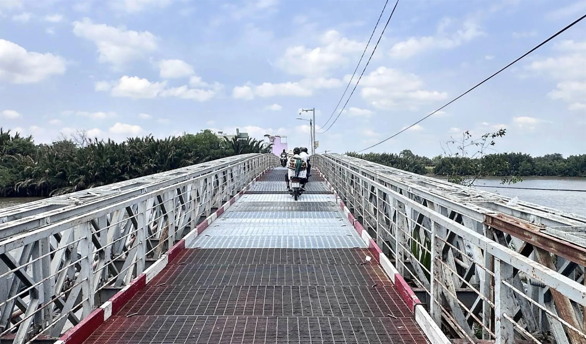Cầu Rạch Dơi hiện hữu kết nối khu vực TP. Hồ Chí Minh với Cần Giuộc, tỉnh Tây Ninh - Ảnh: Xây Dựng