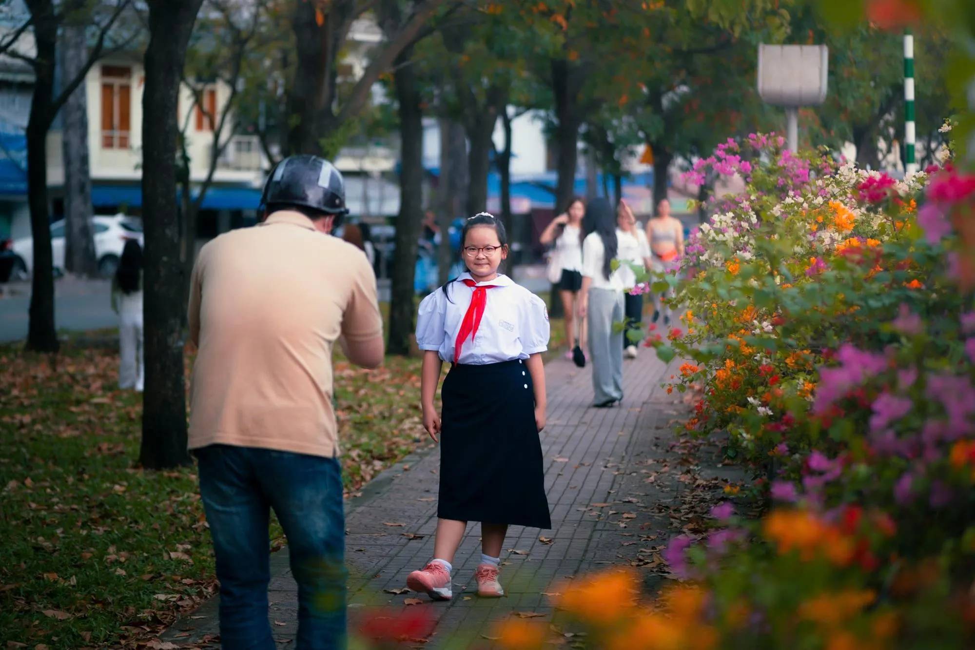 Người trẻ tranh thủ ghi lại khoảnh khắc hàng cây ven kênh Nhiêu Lộc - Thị Nghè vào mùa thay lá (Ảnh: Thế Hiển)