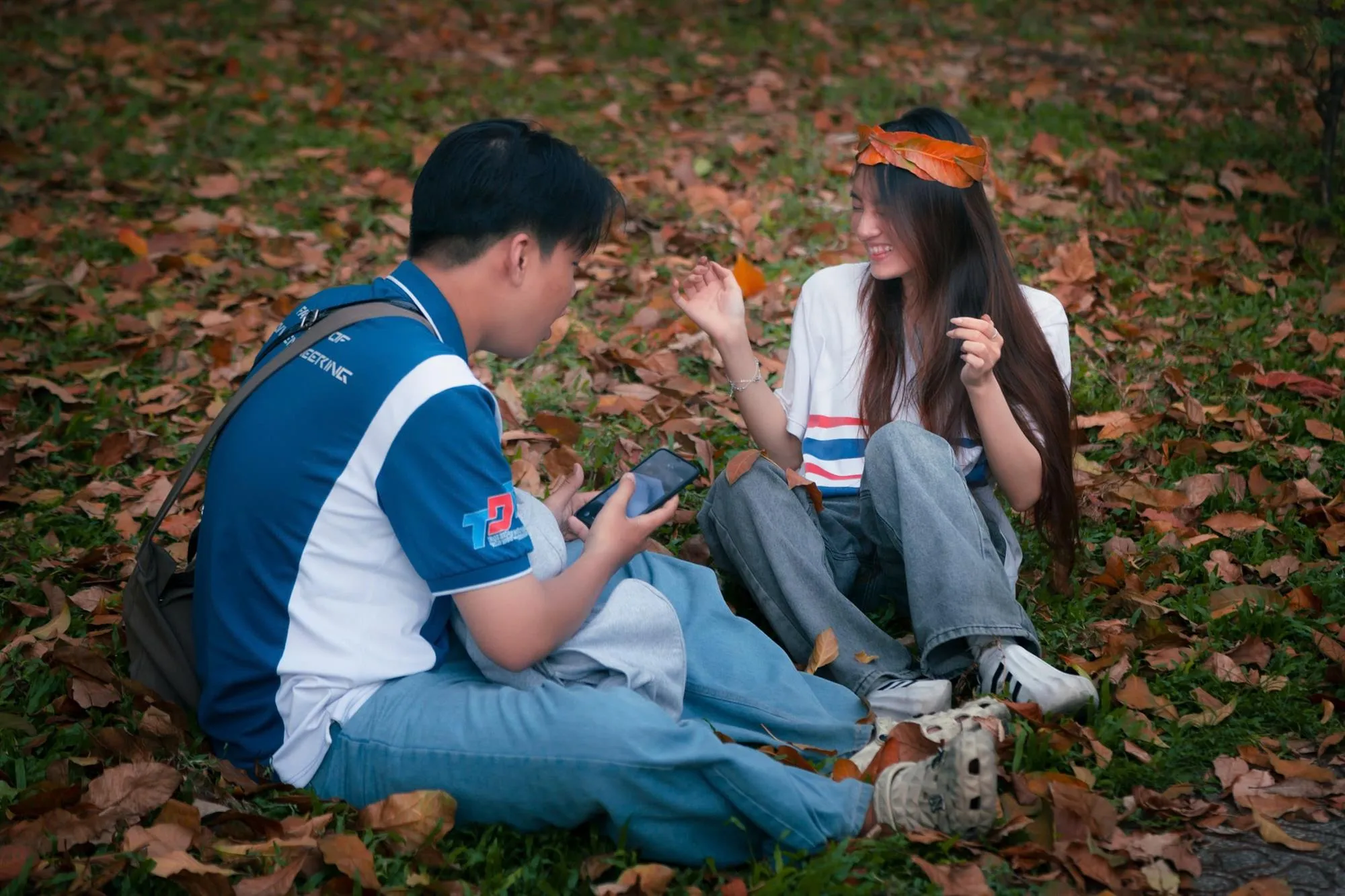 Người trẻ tranh thủ ghi lại khoảnh khắc hàng cây ven kênh Nhiêu Lộc - Thị Nghè vào mùa thay lá (Ảnh: Thế Hiển)