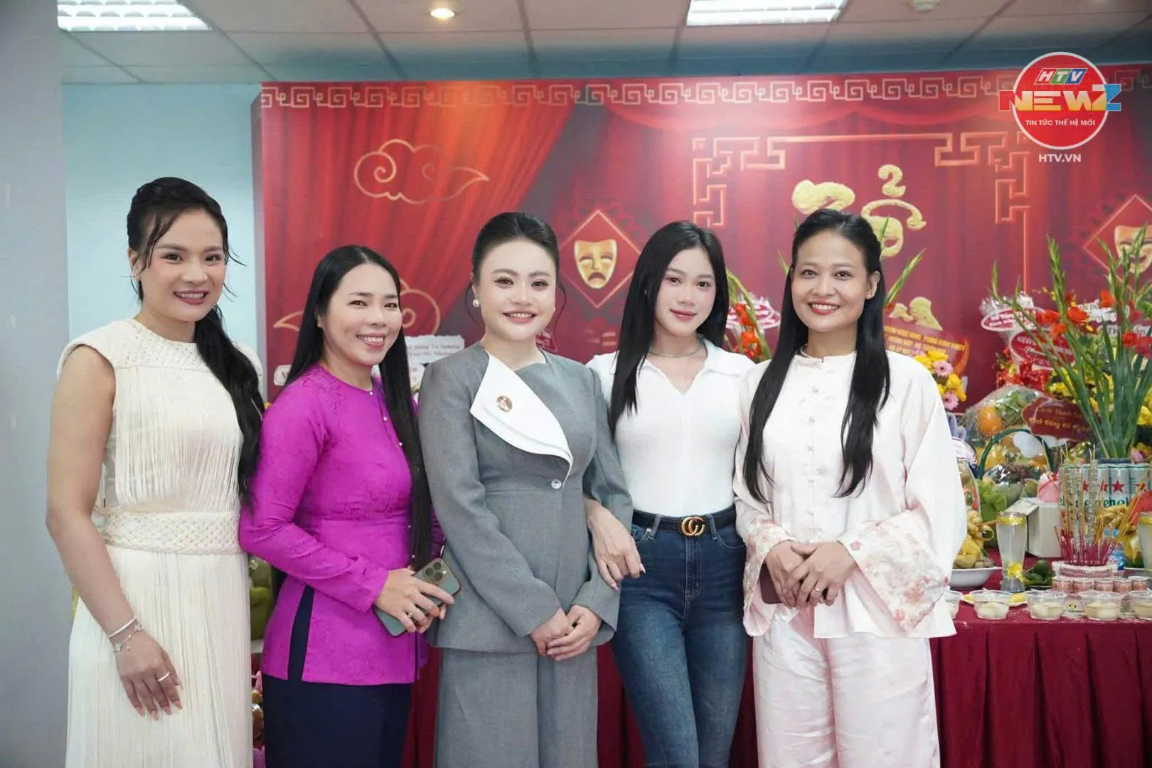 Đông đảo nghệ sĩ hội tụ tại HTV kỷ niệm Ngày Sân khấu Việt Nam (Ảnh: Đức Nhân, Kim Quyên)