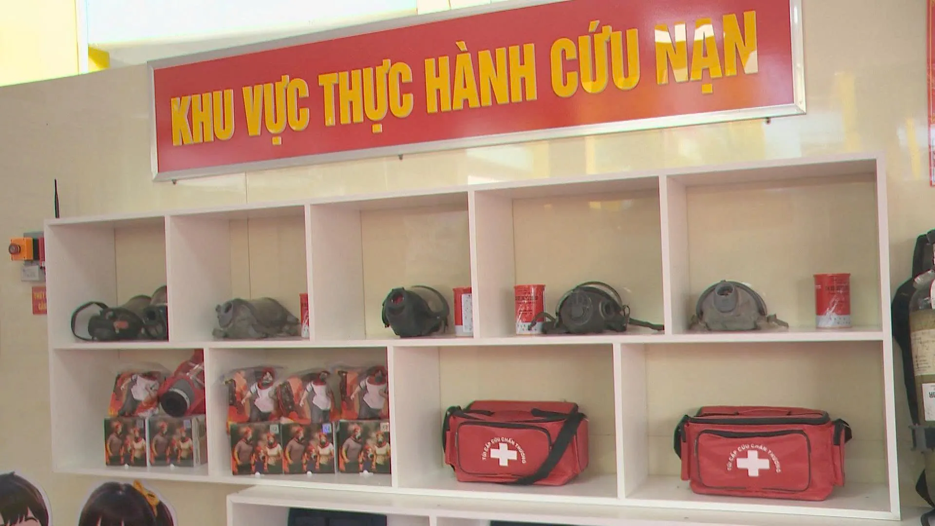 Khu vực trưng bày trực quan các trang thiết bị, dụng cụ cần thiết cho công tác phòng cháy, chữa cháy và cứu nạn, cứu hộ tại trường học