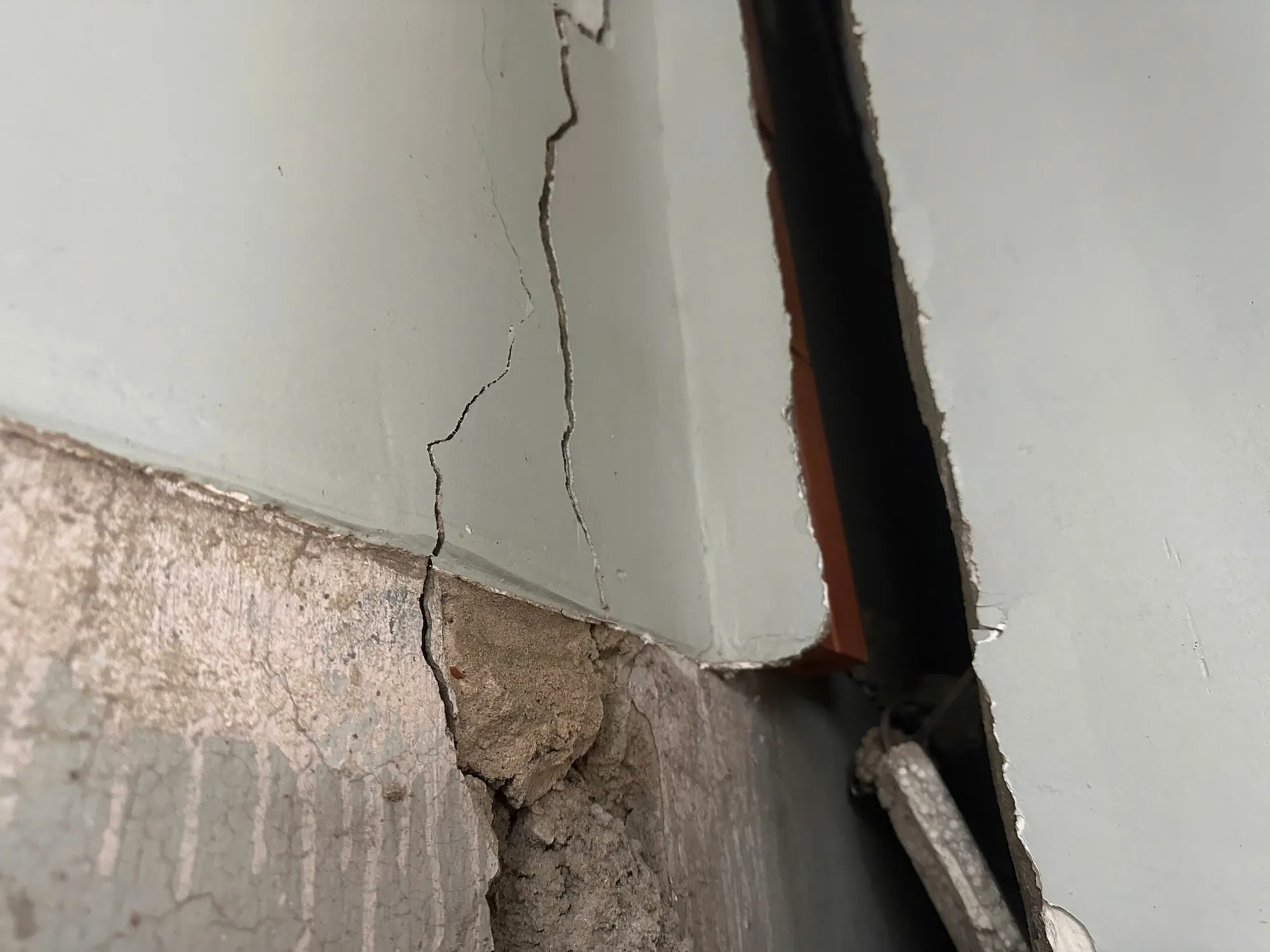 Nhà dân bị nứt toác bên cạnh dự án - Ảnh: Xây Dựng