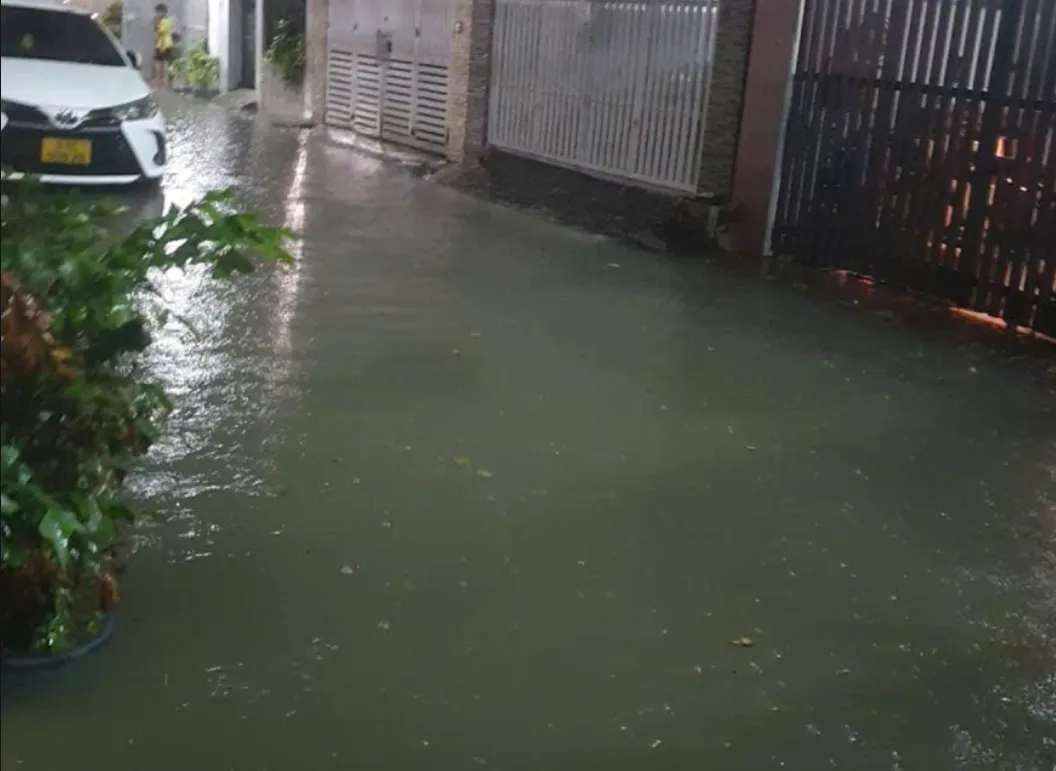 Nước ngập do đường, hệ thống thoát nước bị hư hỏng - Ảnh: Xây Dựng