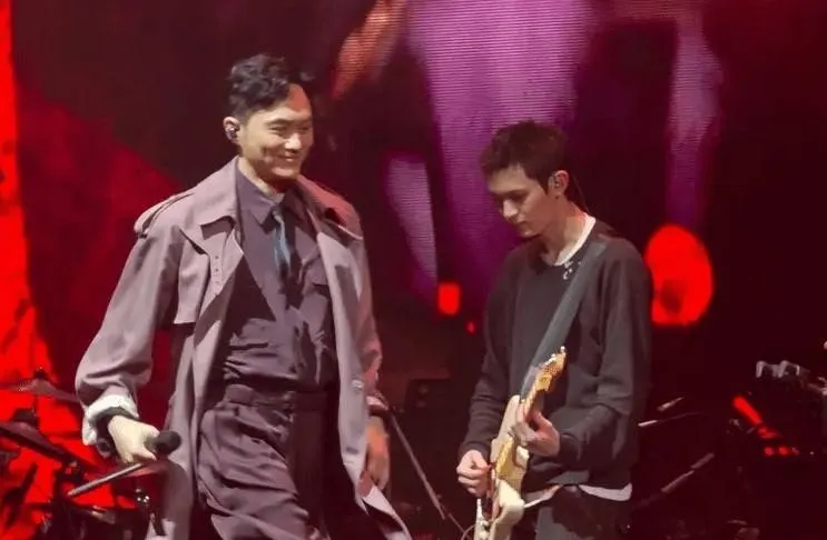Trương Trí Lâm biểu diễn cùng con trai chơi guitar