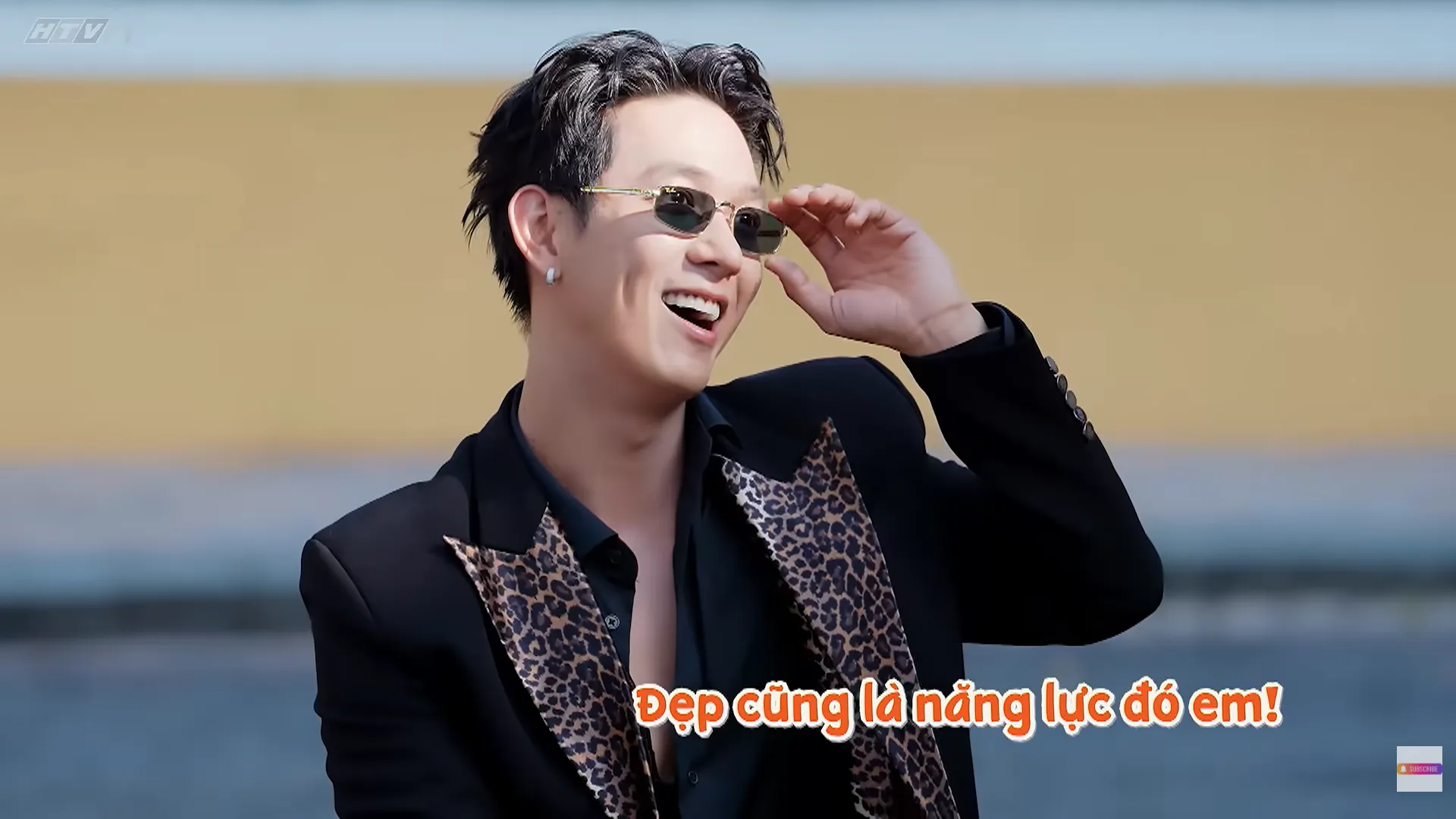 Không khí càng trở nên náo nhiệt khi bộ ba ví von tình cảnh của sáu thành viên trong công ty chẳng khác nào “con cá không ra khỏi nước"