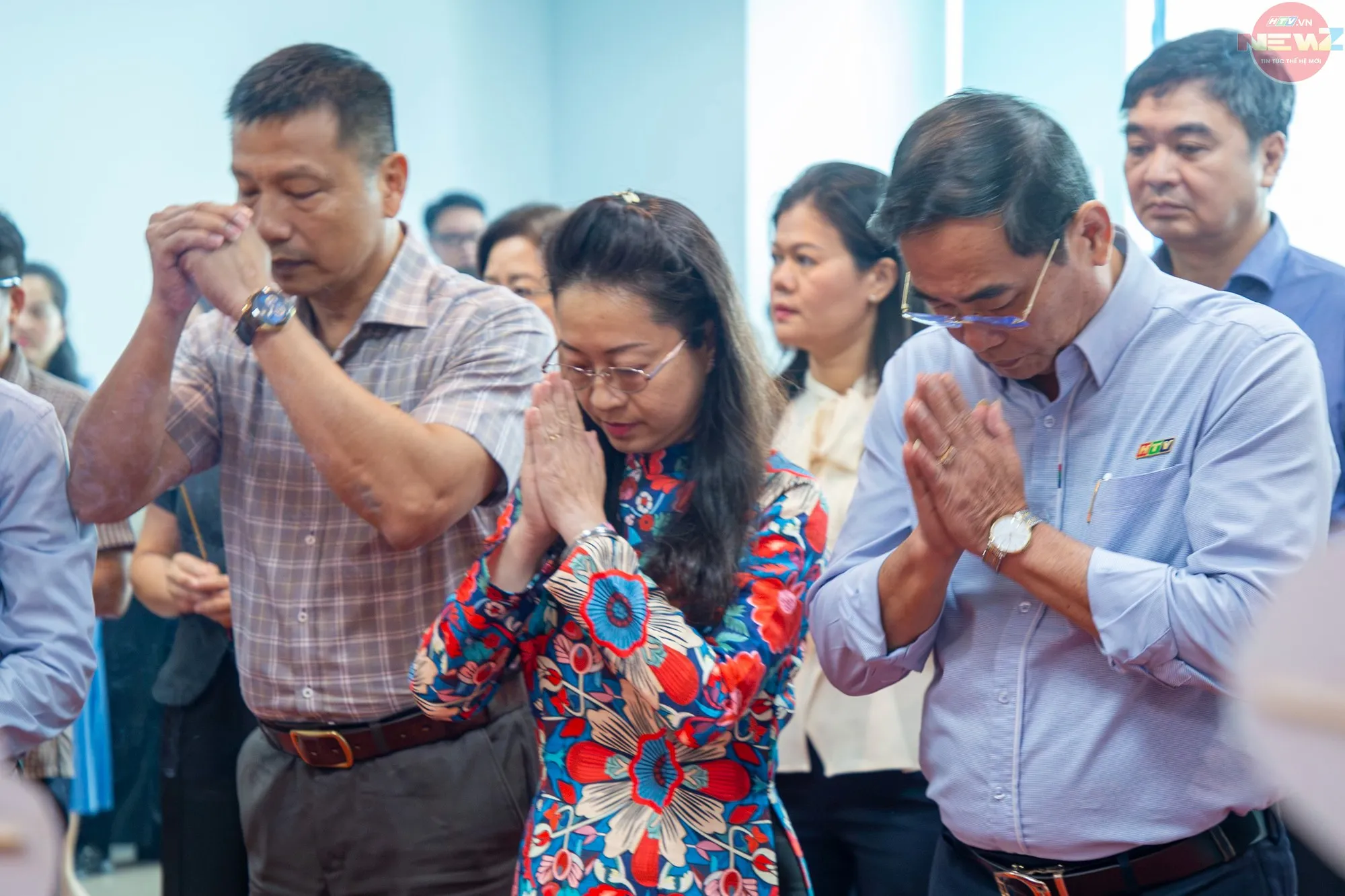 Nghi thức dâng hương thể hiện đạo lý “uống nước nhớ nguồn”, đồng thời nhắc nhớ trách nhiệm gìn giữ và phát huy nghệ thuật sân khấu (Ảnh: Đức Nhân)