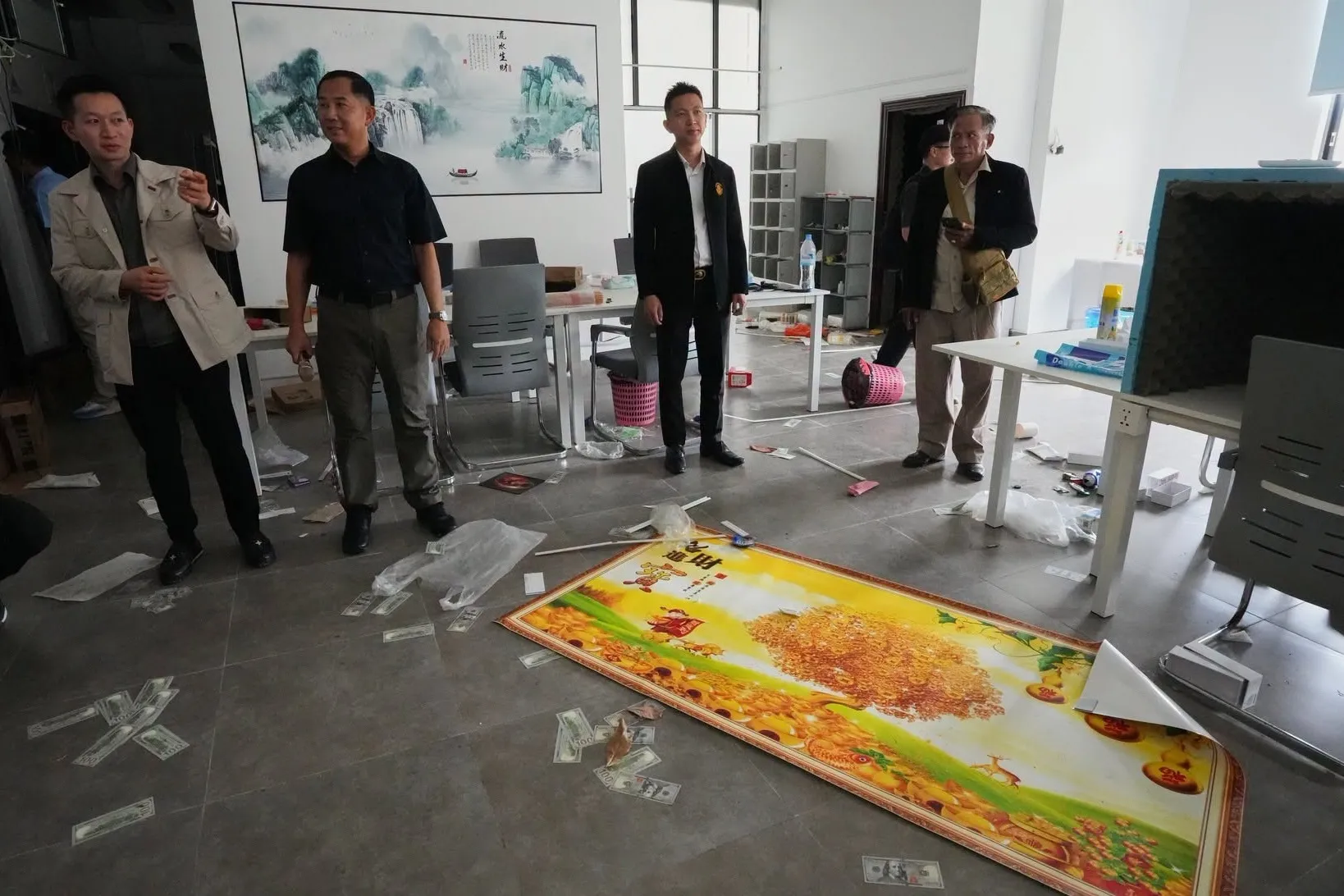 Bên trong khu phức hợp - Ảnh: AP