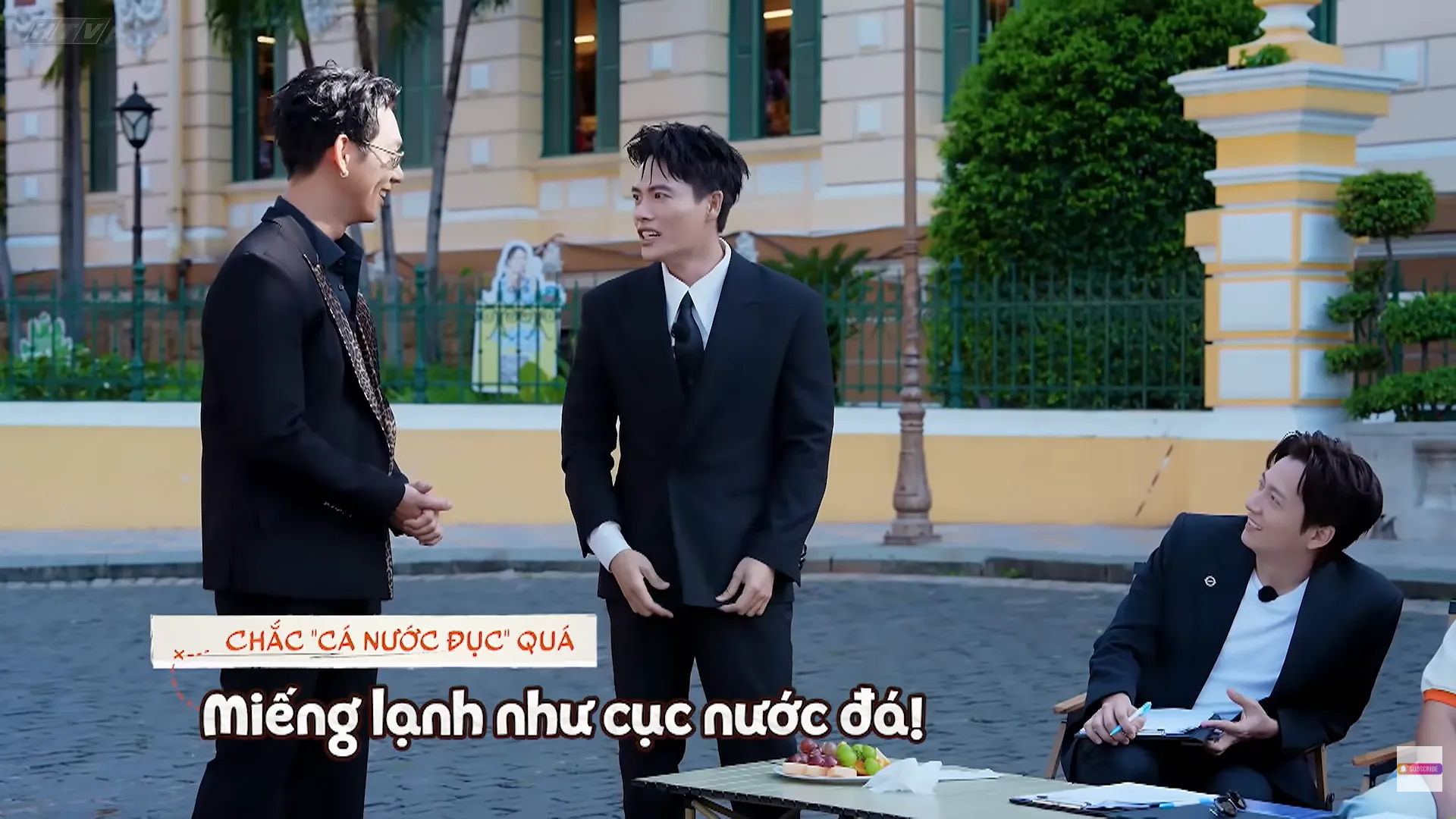 Không khí càng trở nên náo nhiệt khi bộ ba ví von tình cảnh của sáu thành viên trong công ty chẳng khác nào “con cá không ra khỏi nước"