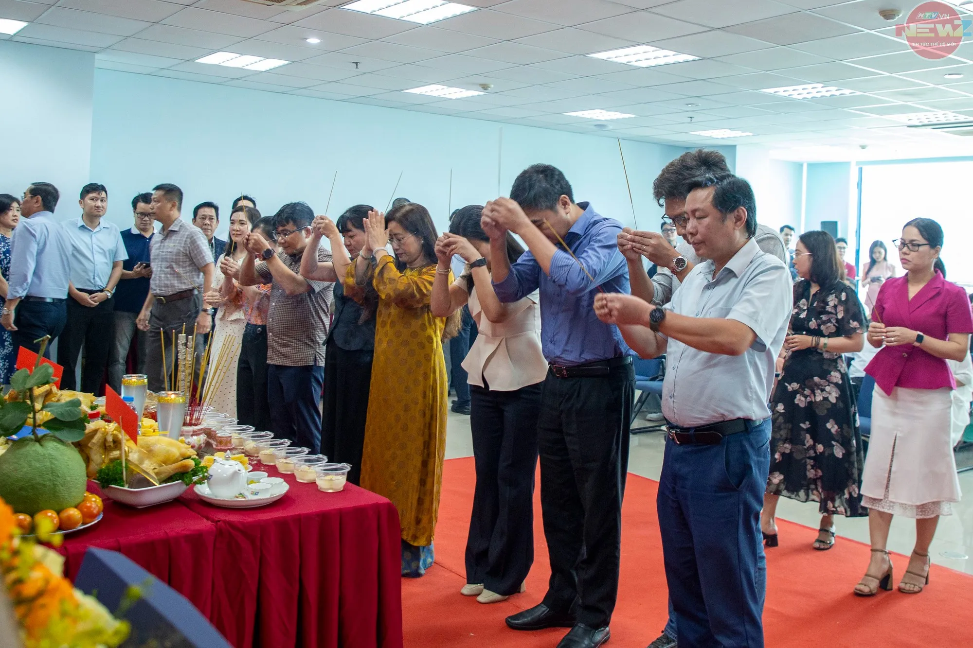 Nghi thức dâng hương thể hiện đạo lý “uống nước nhớ nguồn”, đồng thời nhắc nhớ trách nhiệm gìn giữ và phát huy nghệ thuật sân khấu (Ảnh: Đức Nhân)