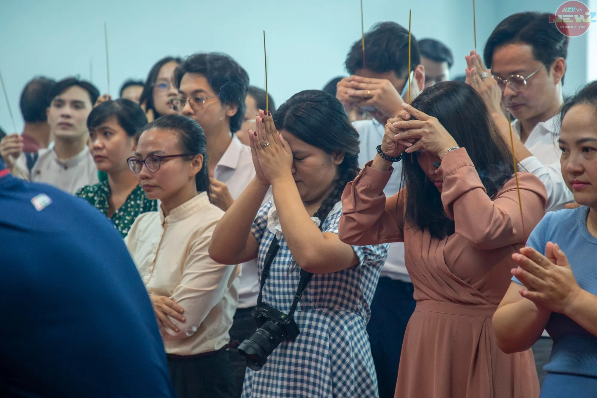 Nghi thức dâng hương thể hiện đạo lý “uống nước nhớ nguồn”, đồng thời nhắc nhớ trách nhiệm gìn giữ và phát huy nghệ thuật sân khấu (Ảnh: Đức Nhân)