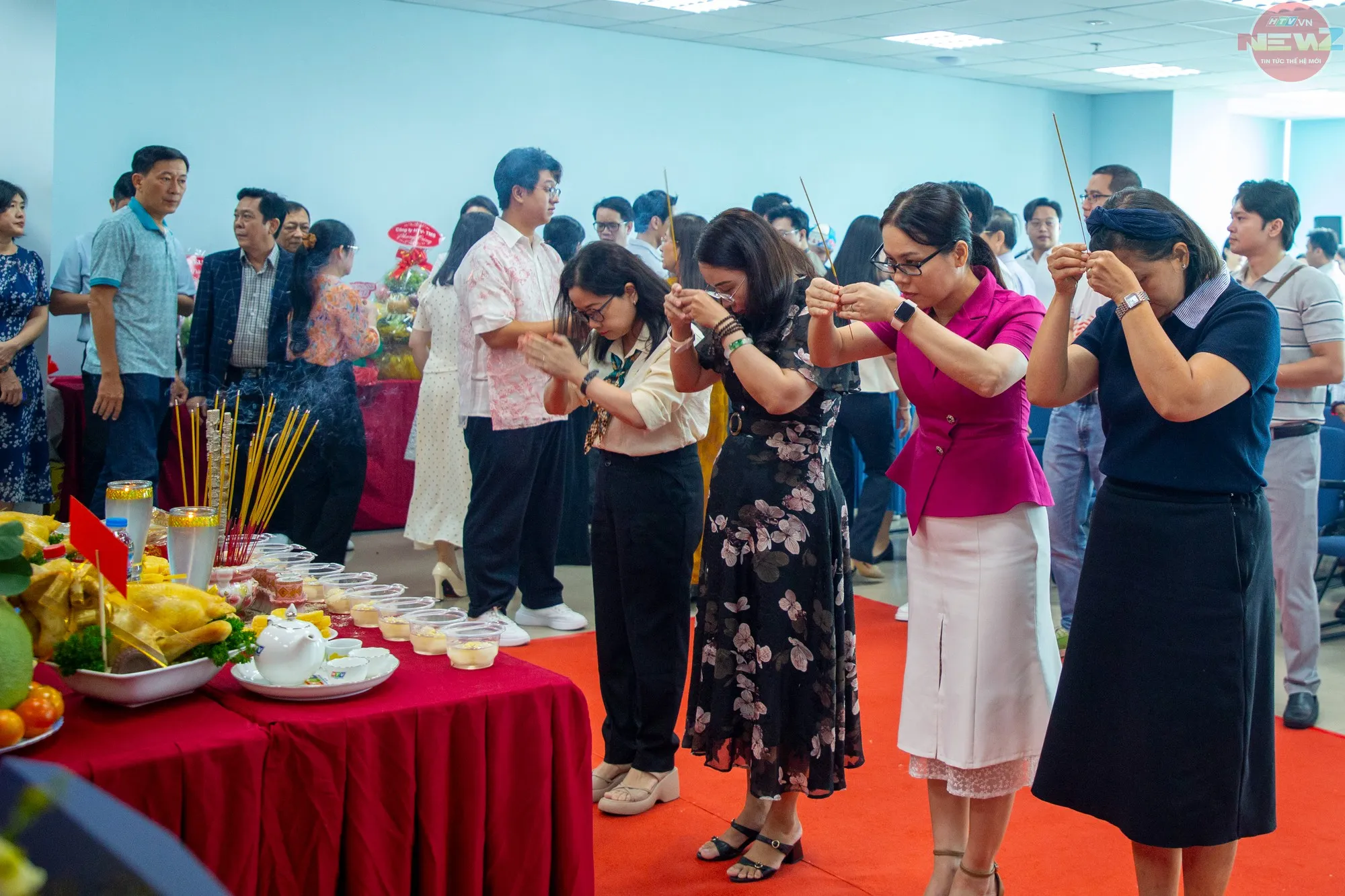 Nghi thức dâng hương thể hiện đạo lý “uống nước nhớ nguồn”, đồng thời nhắc nhớ trách nhiệm gìn giữ và phát huy nghệ thuật sân khấu (Ảnh: Đức Nhân)