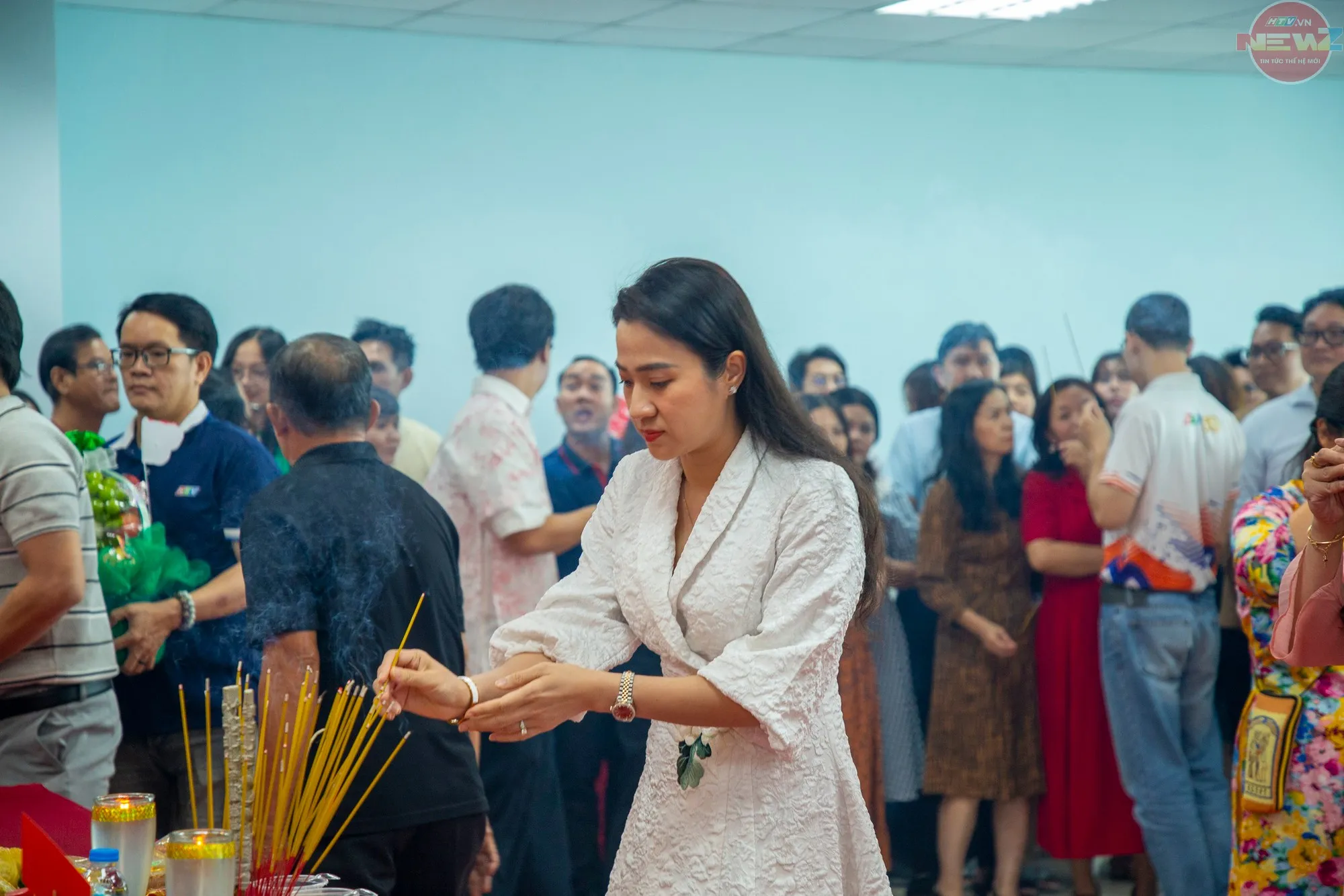Nghi thức dâng hương thể hiện đạo lý “uống nước nhớ nguồn”, đồng thời nhắc nhớ trách nhiệm gìn giữ và phát huy nghệ thuật sân khấu (Ảnh: Đức Nhân)