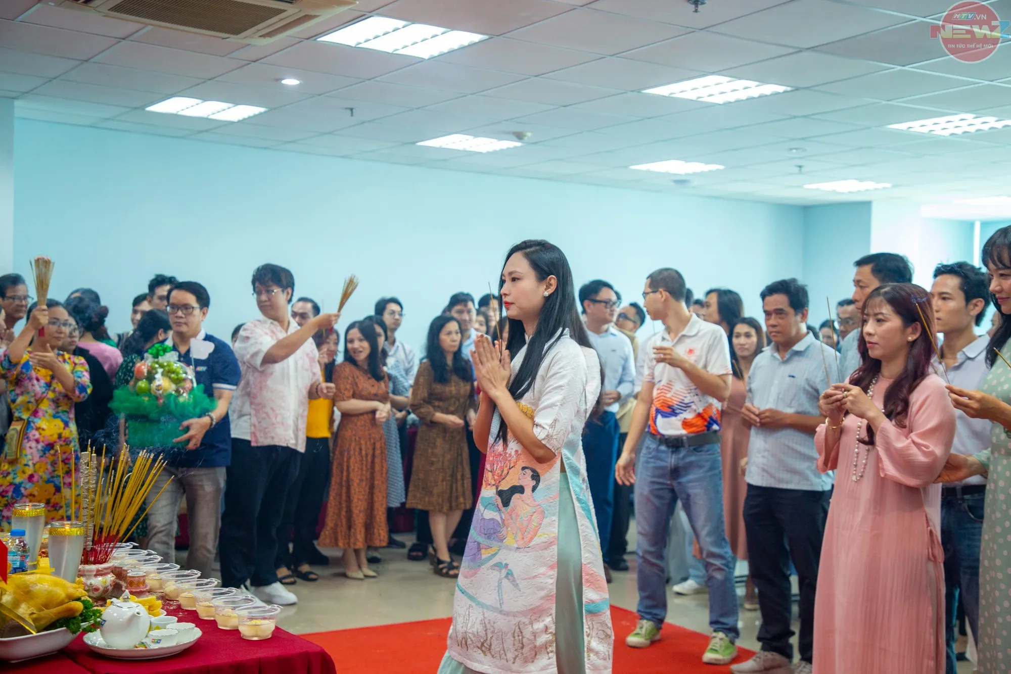Nghi thức dâng hương thể hiện đạo lý “uống nước nhớ nguồn”, đồng thời nhắc nhớ trách nhiệm gìn giữ và phát huy nghệ thuật sân khấu (Ảnh: Đức Nhân)