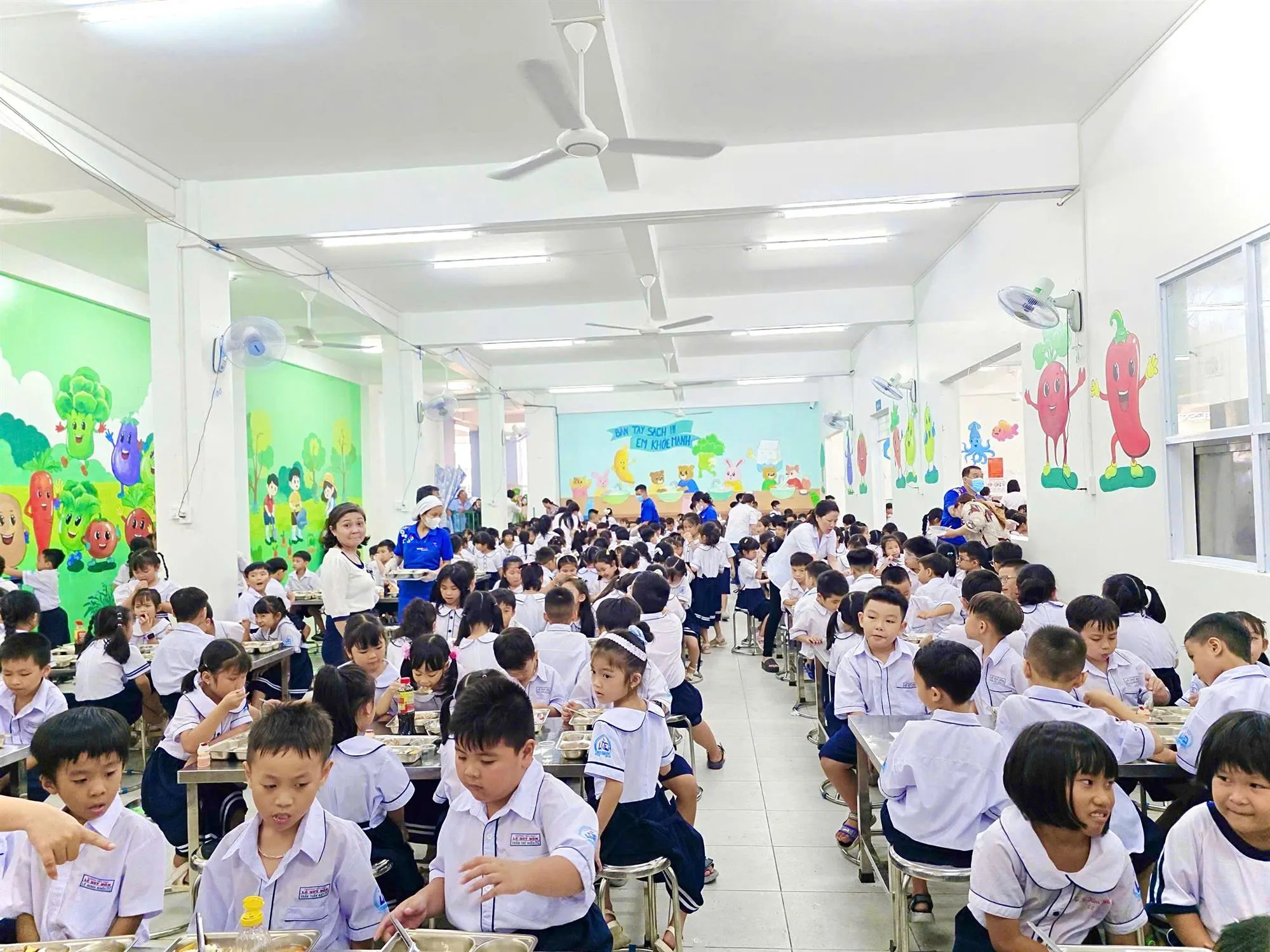 Bếp phục vụ khoảng 550 học sinh bán trú tại Trường Tiểu học Lê Quý Đôn